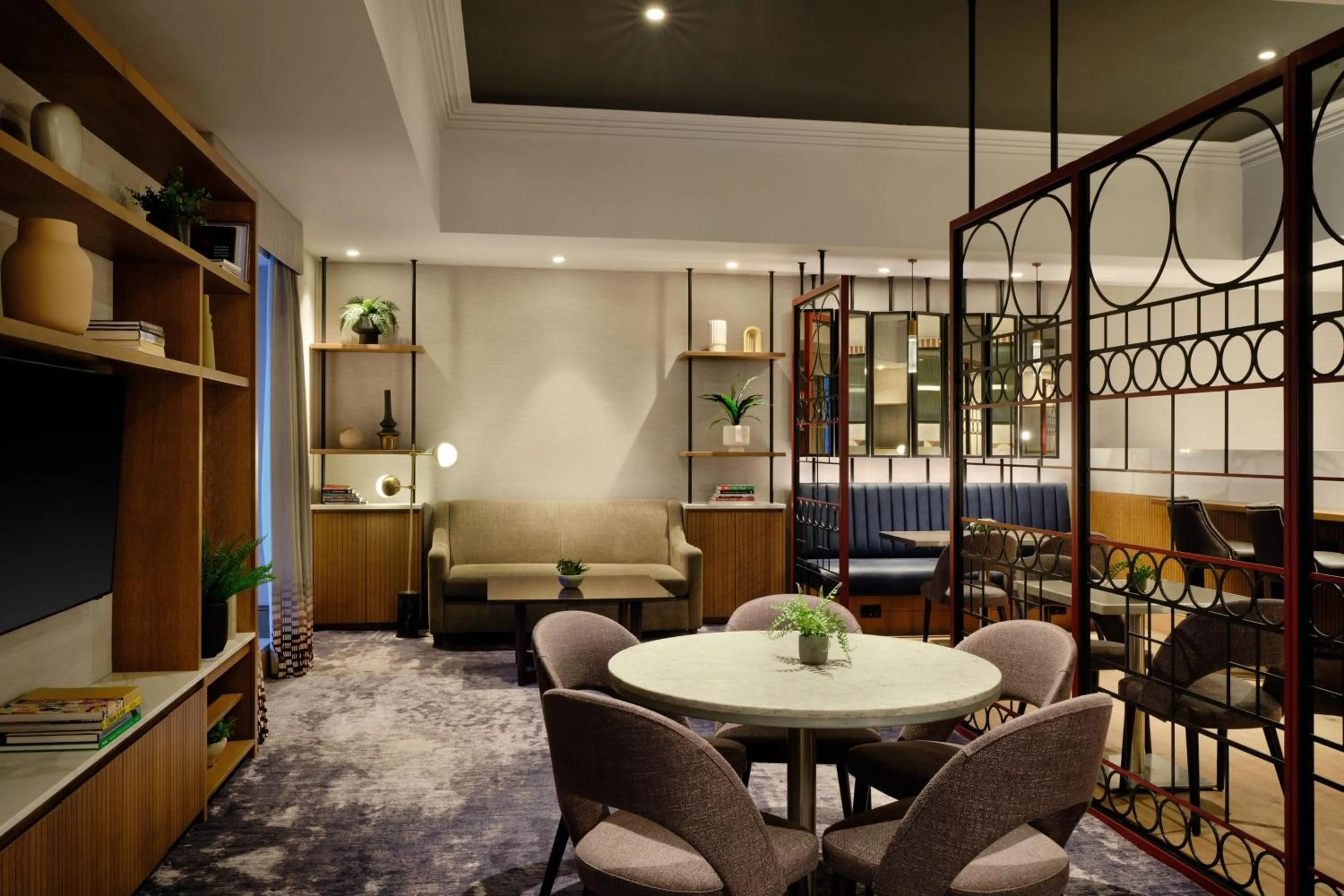 Lounge or bar in Edinburgh Marriott Hotel Holyrood