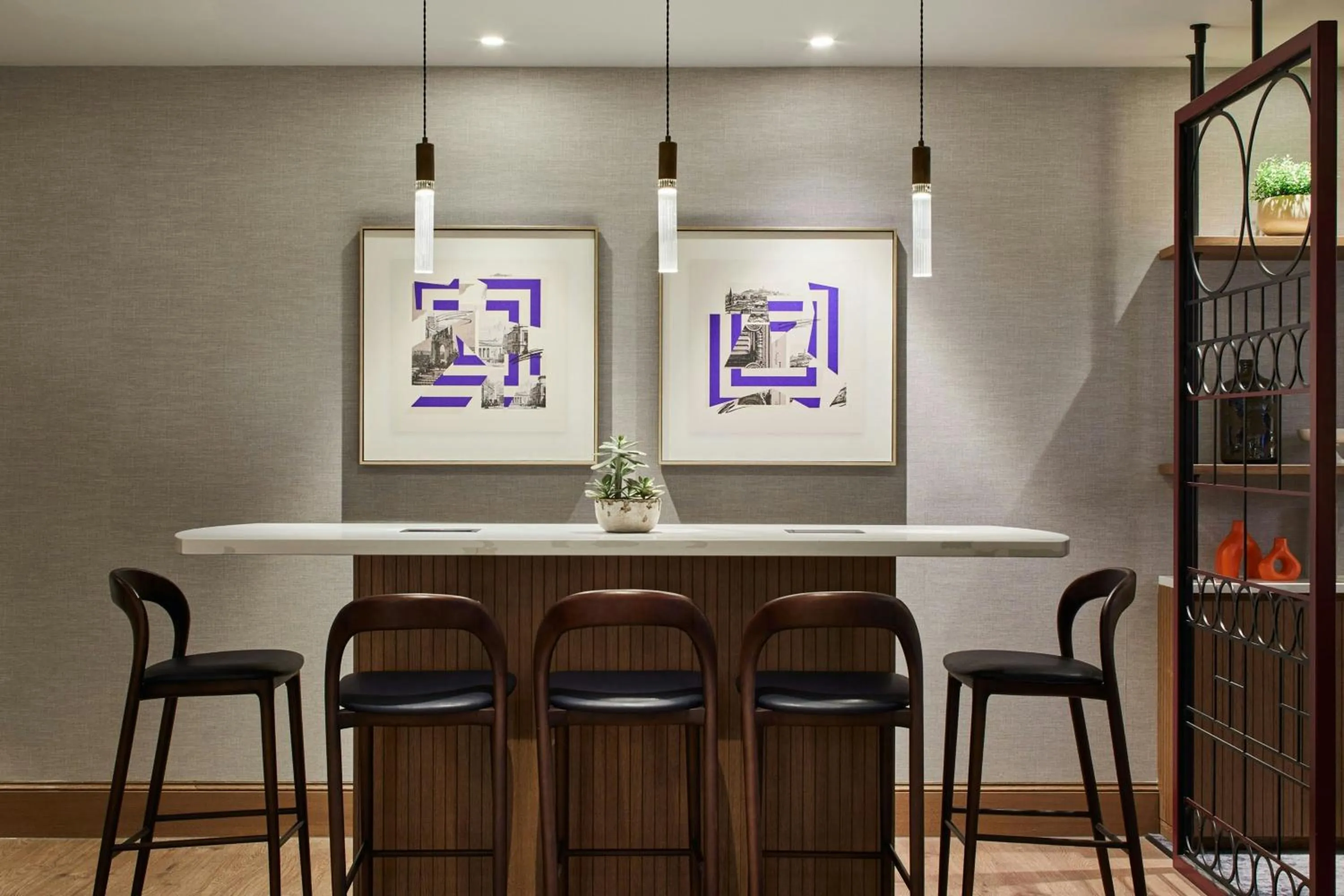 Lounge or bar in Edinburgh Marriott Hotel Holyrood