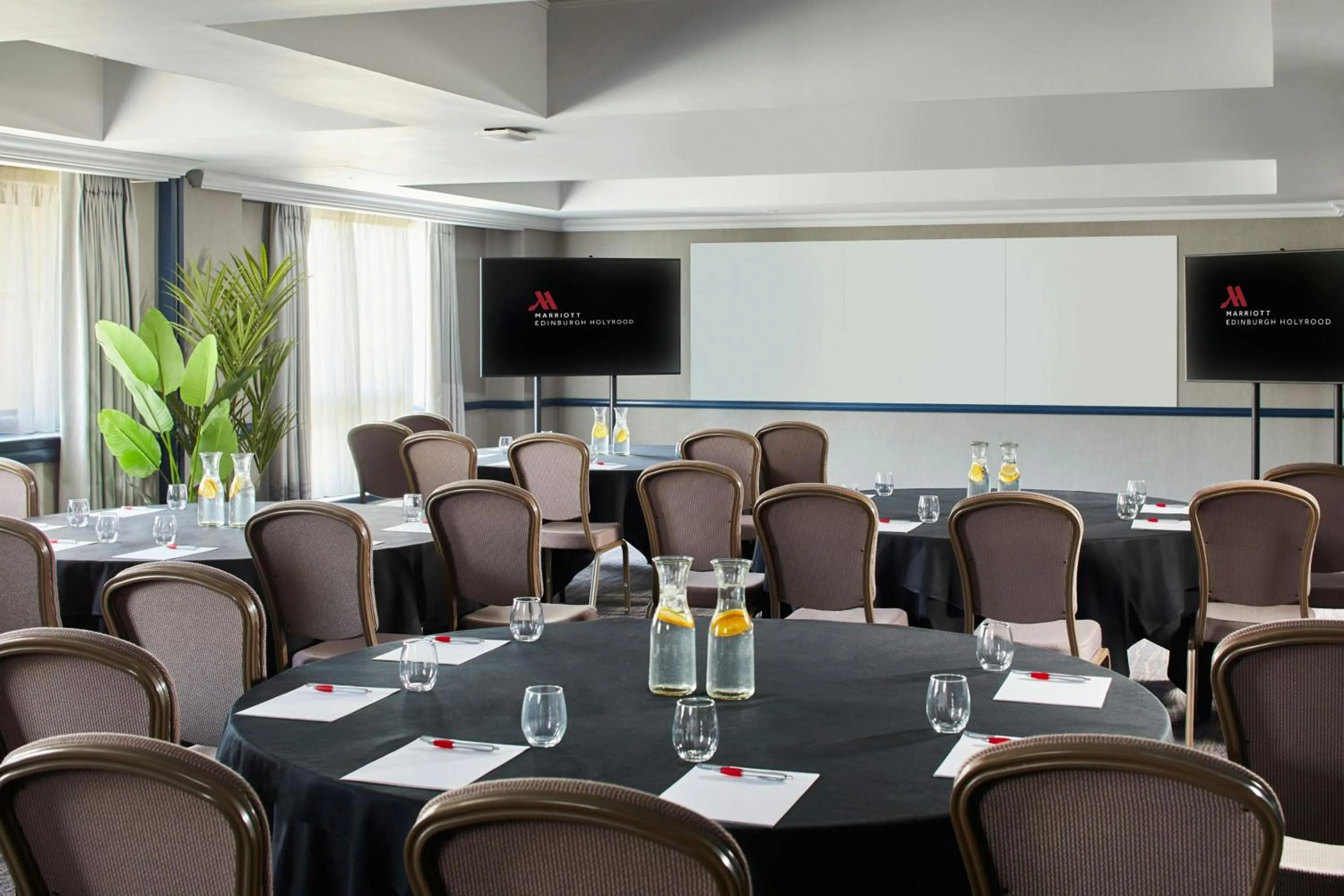 Lounge or bar in Edinburgh Marriott Hotel Holyrood