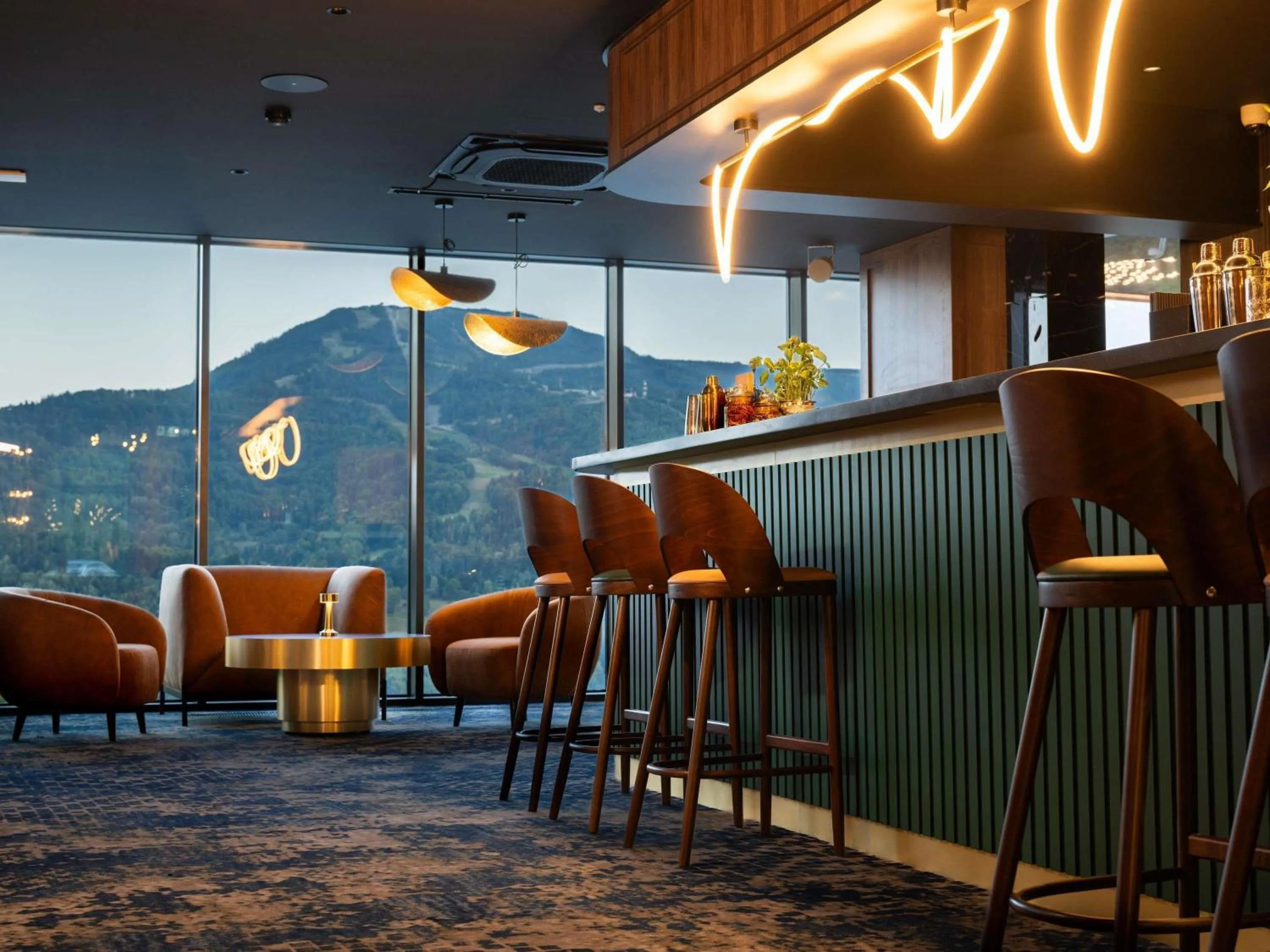 Lounge or bar in Mercure Szczyrk Resort