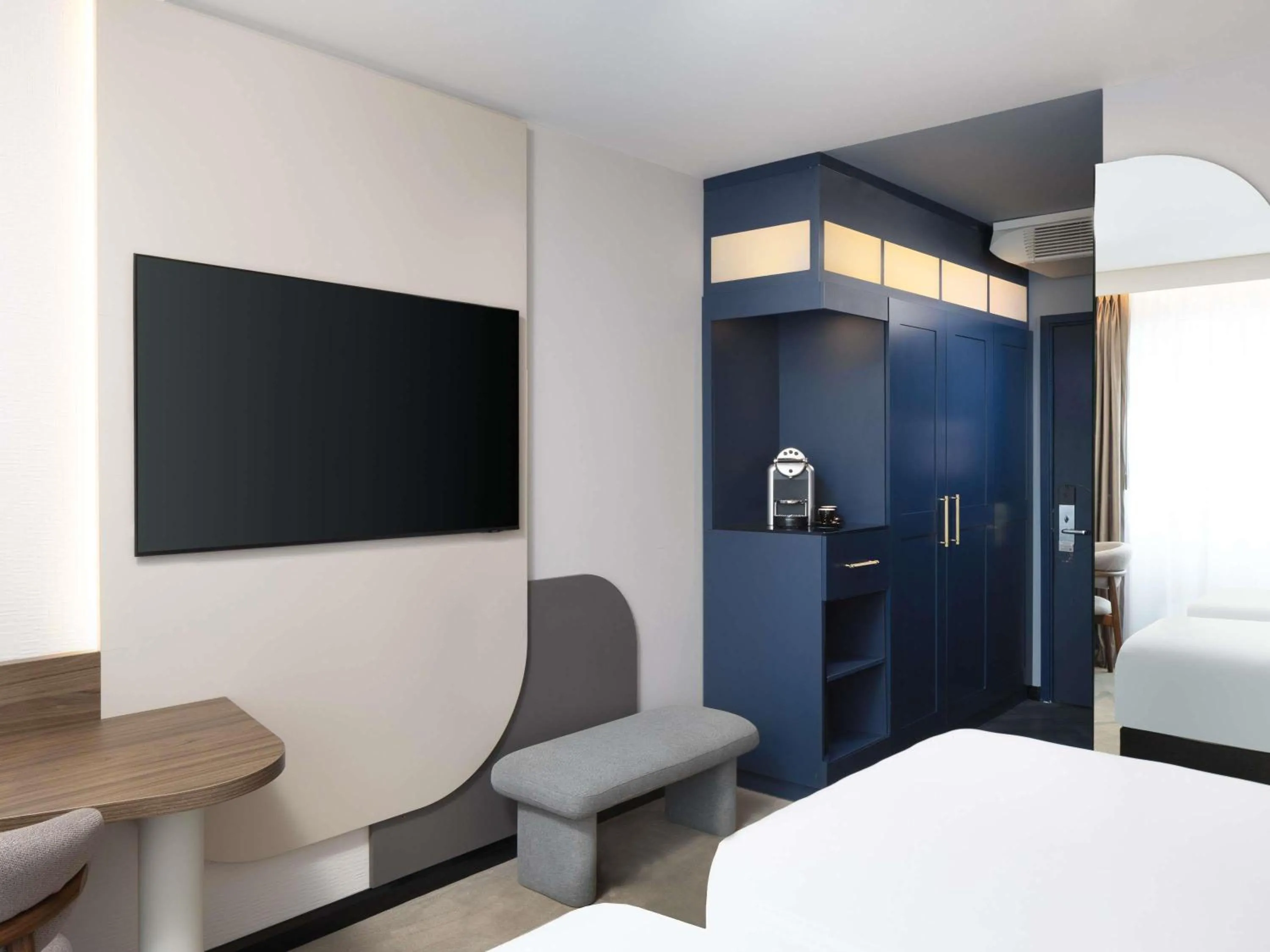 Bedroom, Bed in Mercure London Earls Court