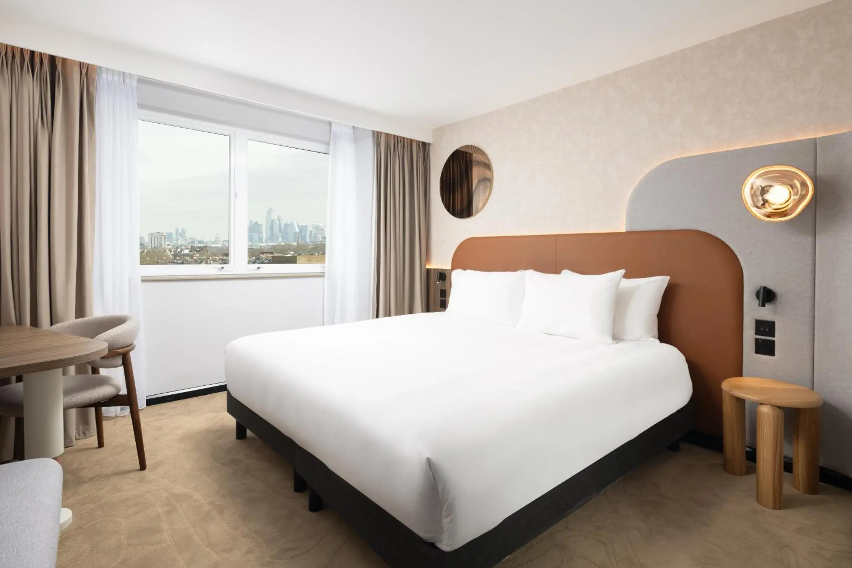 Deluxe Priviledge King Room with Bath Tub in Mercure London Earls Court Deluxe Priviledge King Room with Bath Tub in Mercure London Earls Court