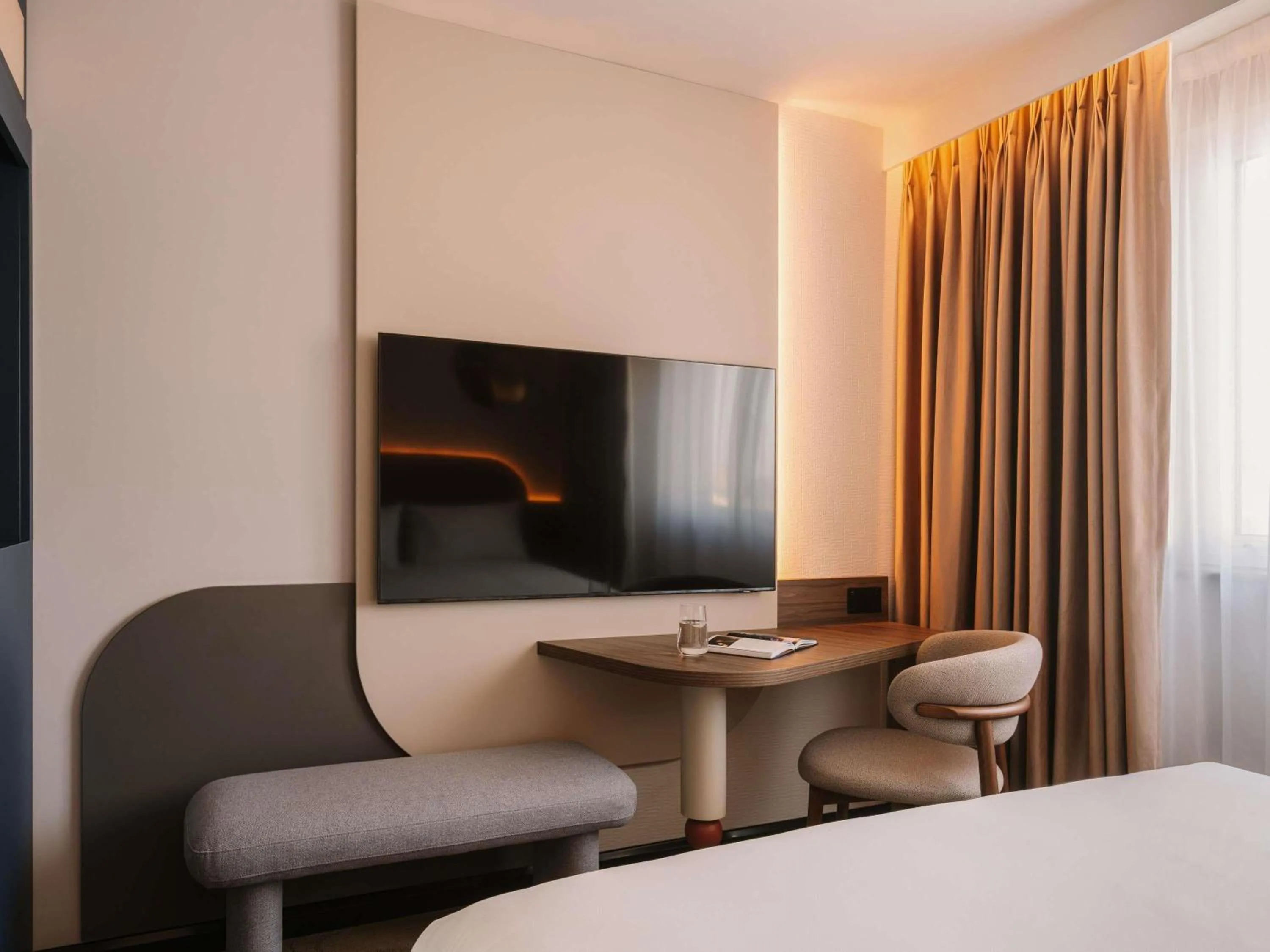 Bedroom, Bed in Mercure London Earls Court