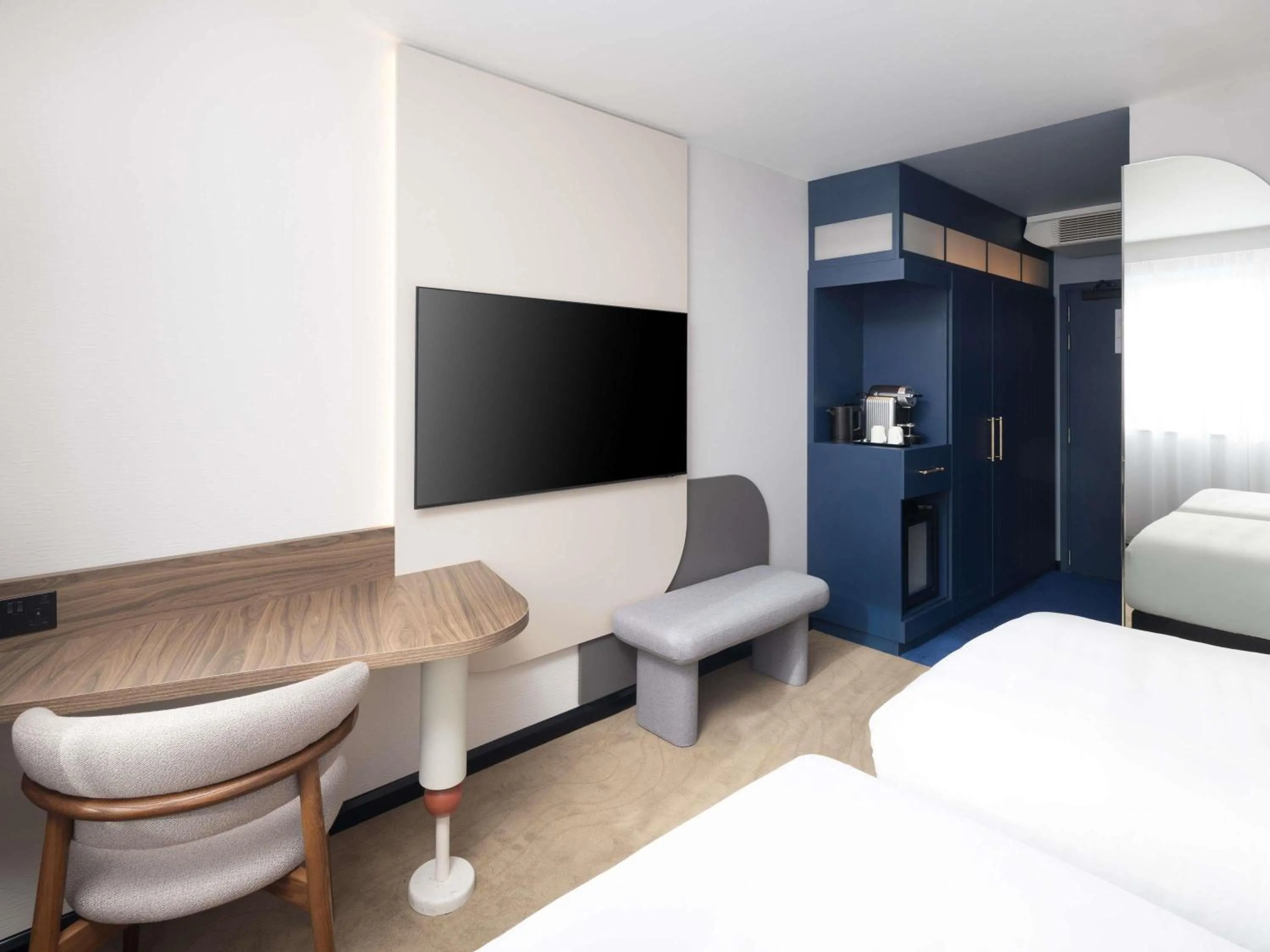 Bedroom, Bed in Mercure London Earls Court