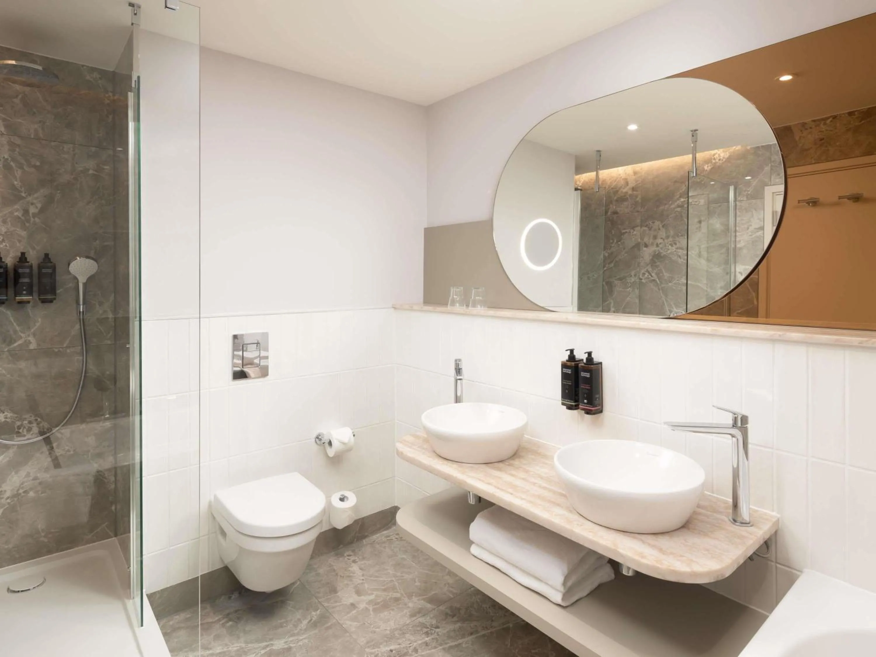 Bedroom in Mercure London Earls Court