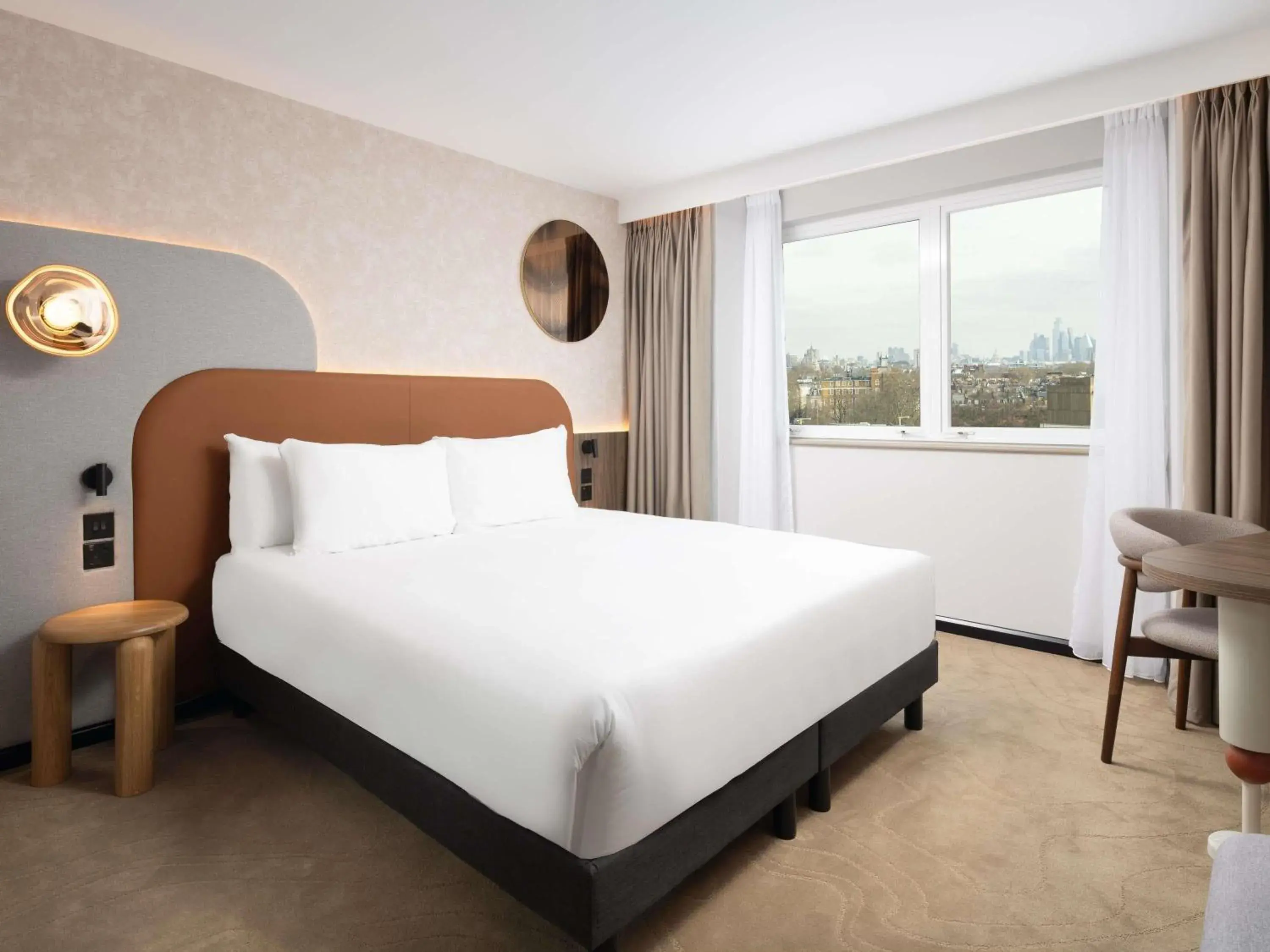 Superior King Room with Bath Tub and City View in Mercure London Earls Court Superior King Room with Bath Tub and City View in Mercure London Earls Court