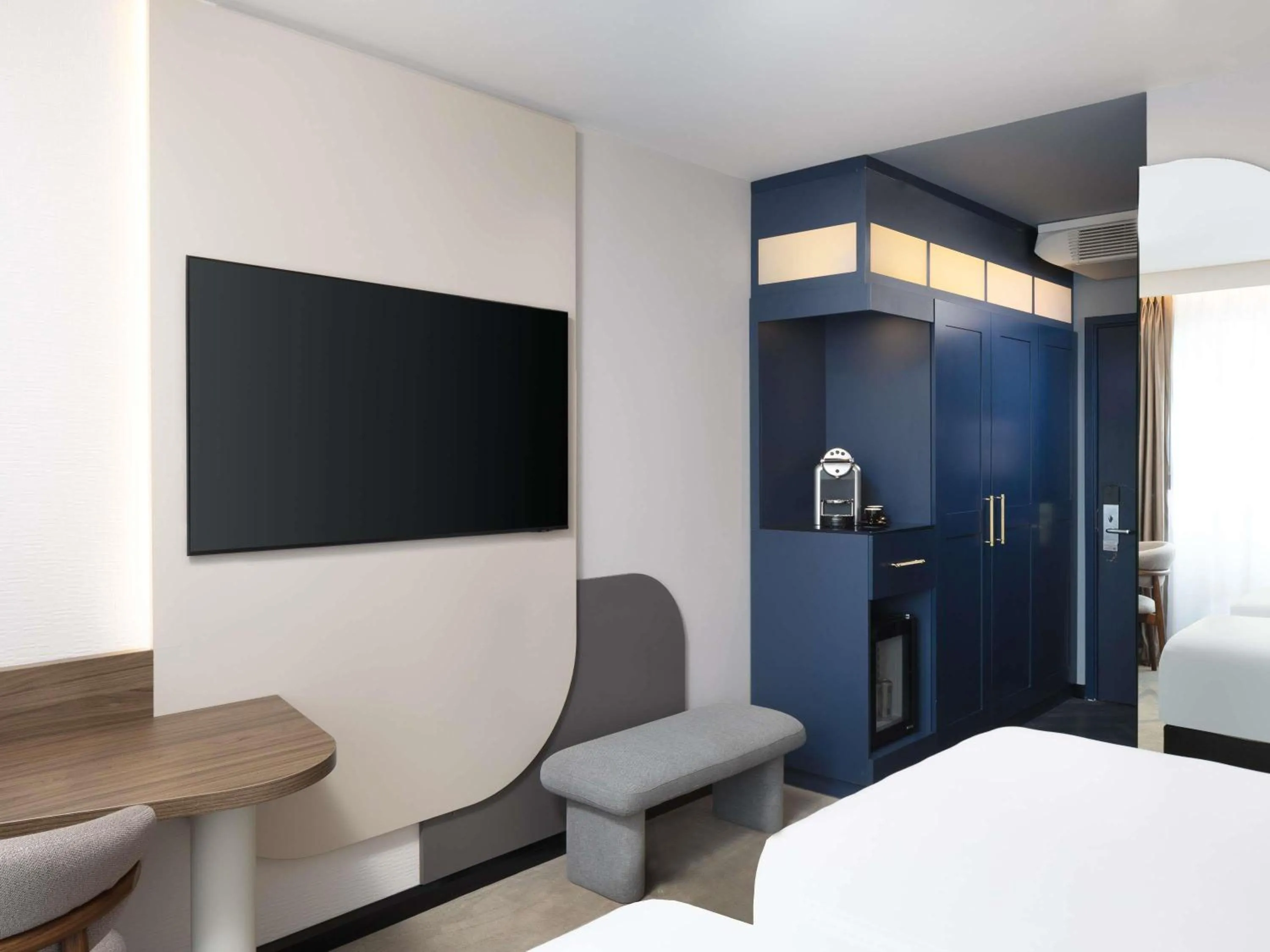 Bedroom, Bed in Mercure London Earls Court