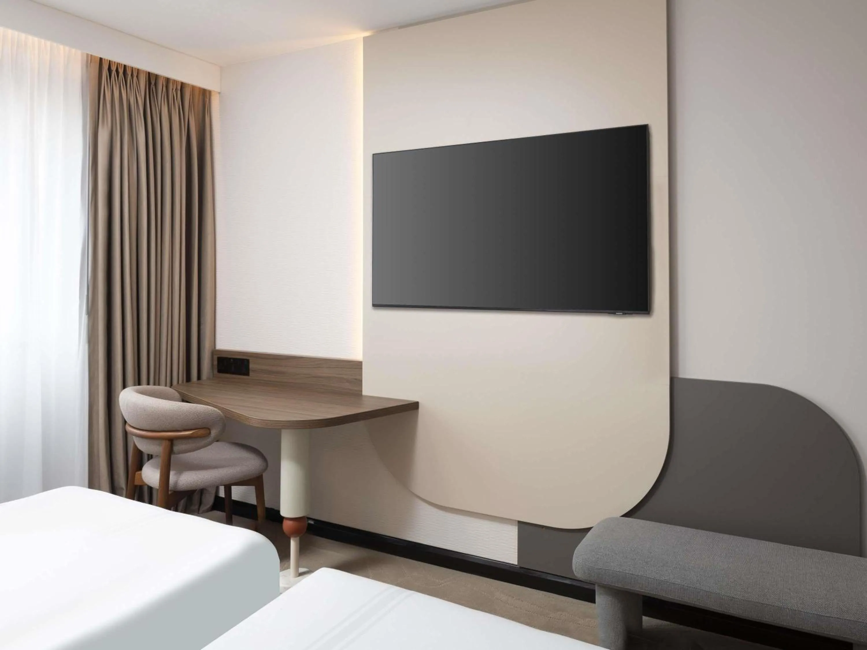 Bedroom, Bed in Mercure London Earls Court