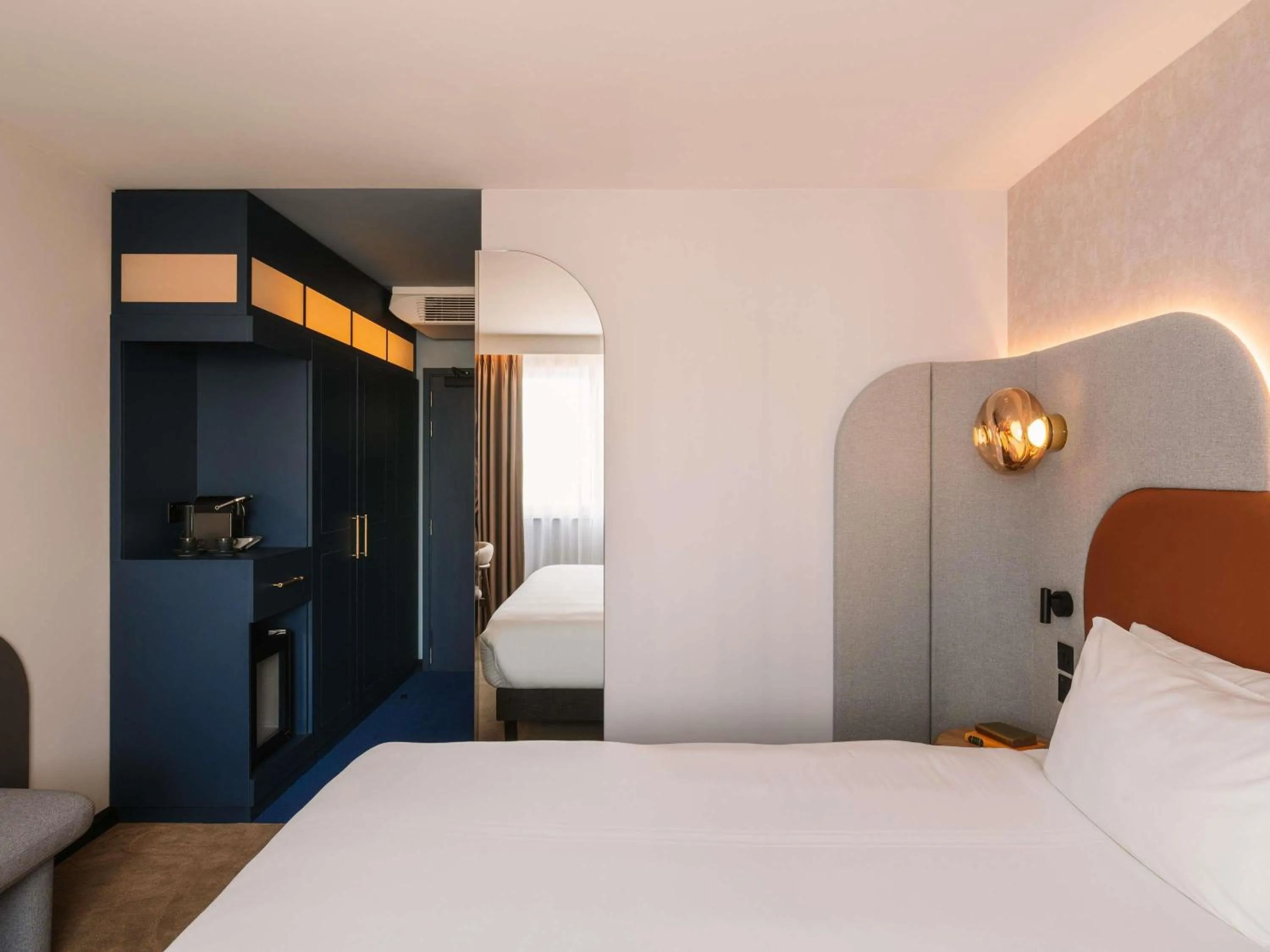 Bedroom, Bed in Mercure London Earls Court