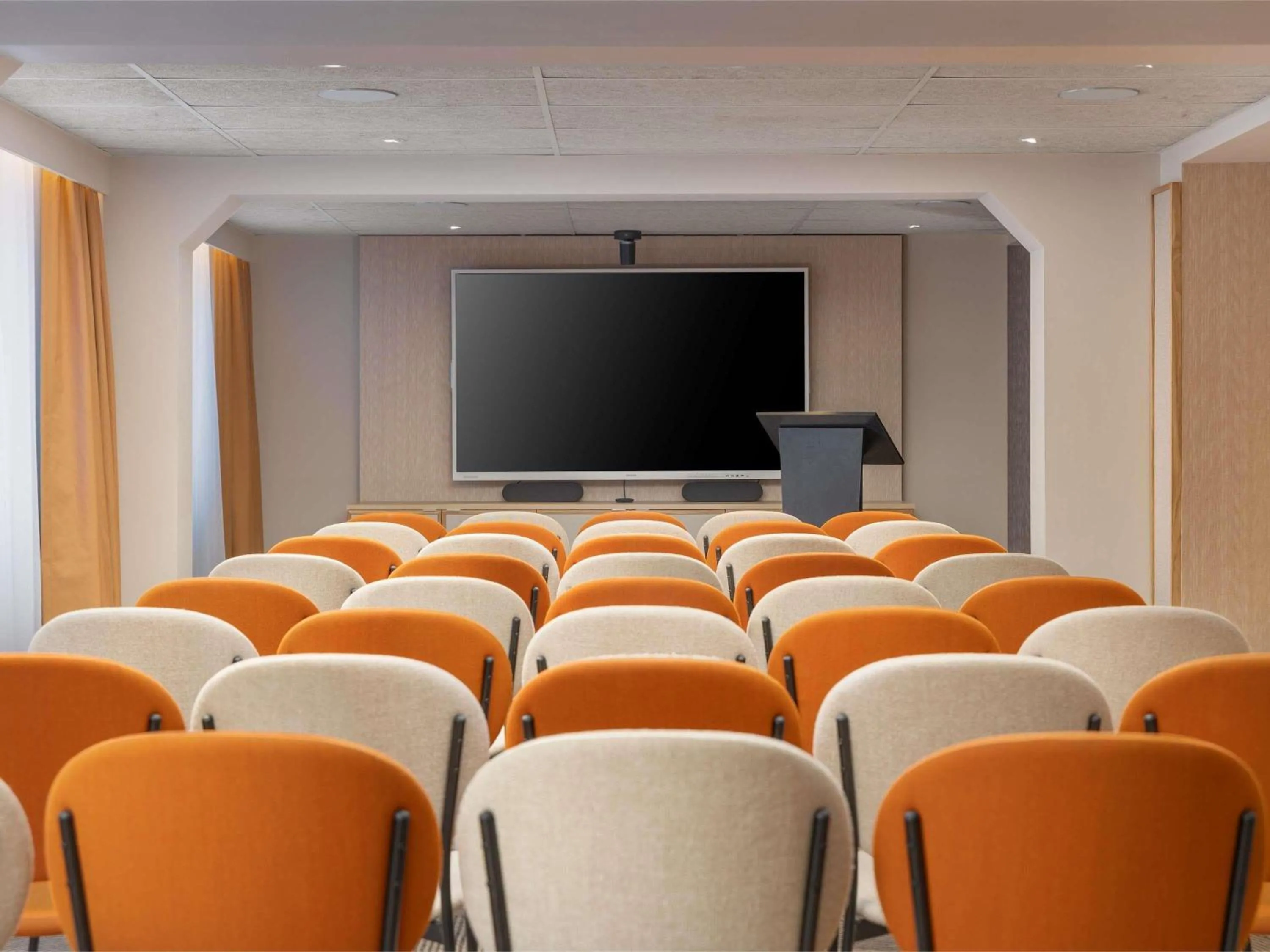 Meeting/conference room in Mercure London Earls Court