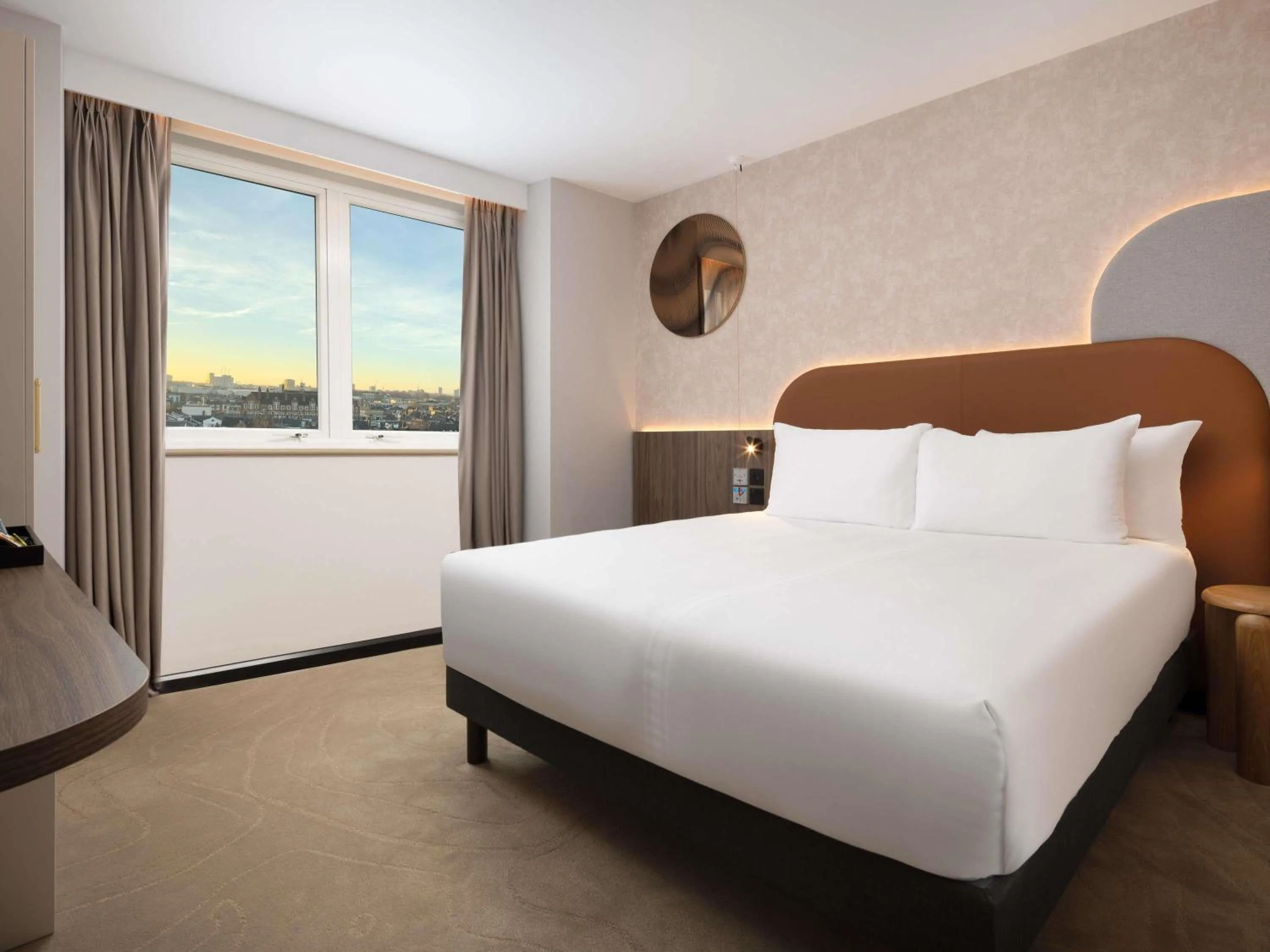 Bedroom, Bed in Mercure London Earls Court