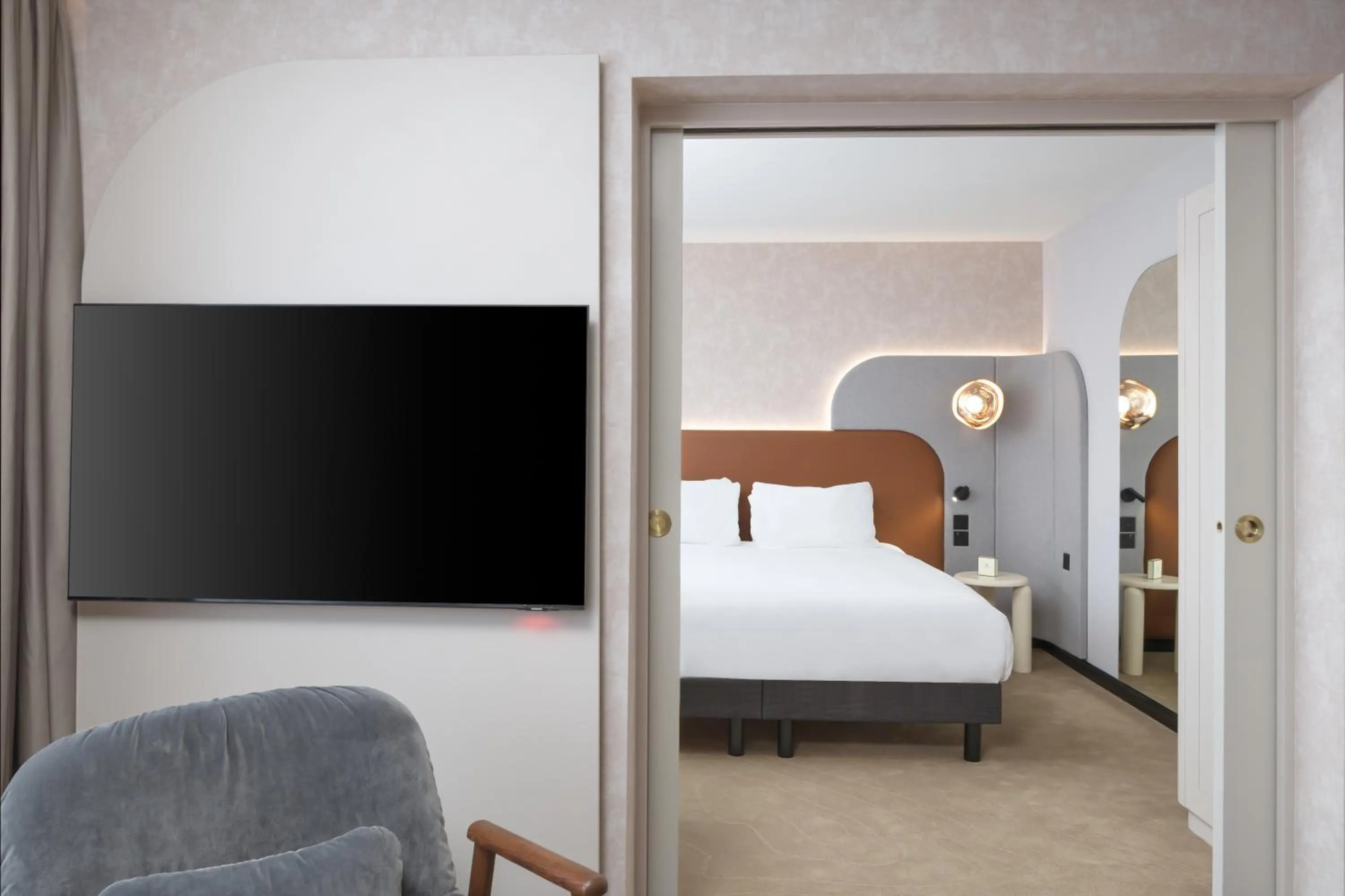 Living room, Bed in Mercure London Earls Court