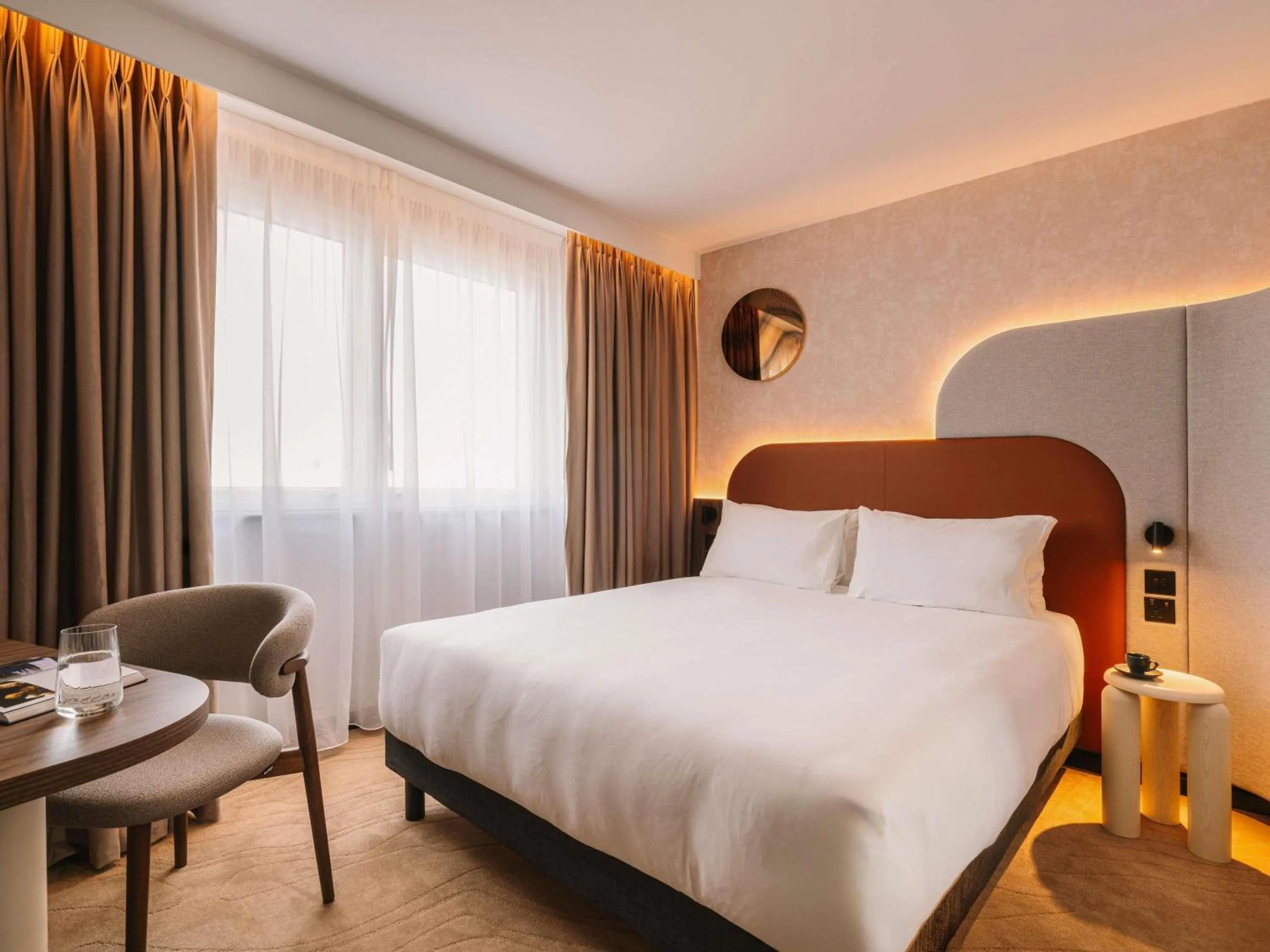 Property building, Bed in Mercure London Earls Court