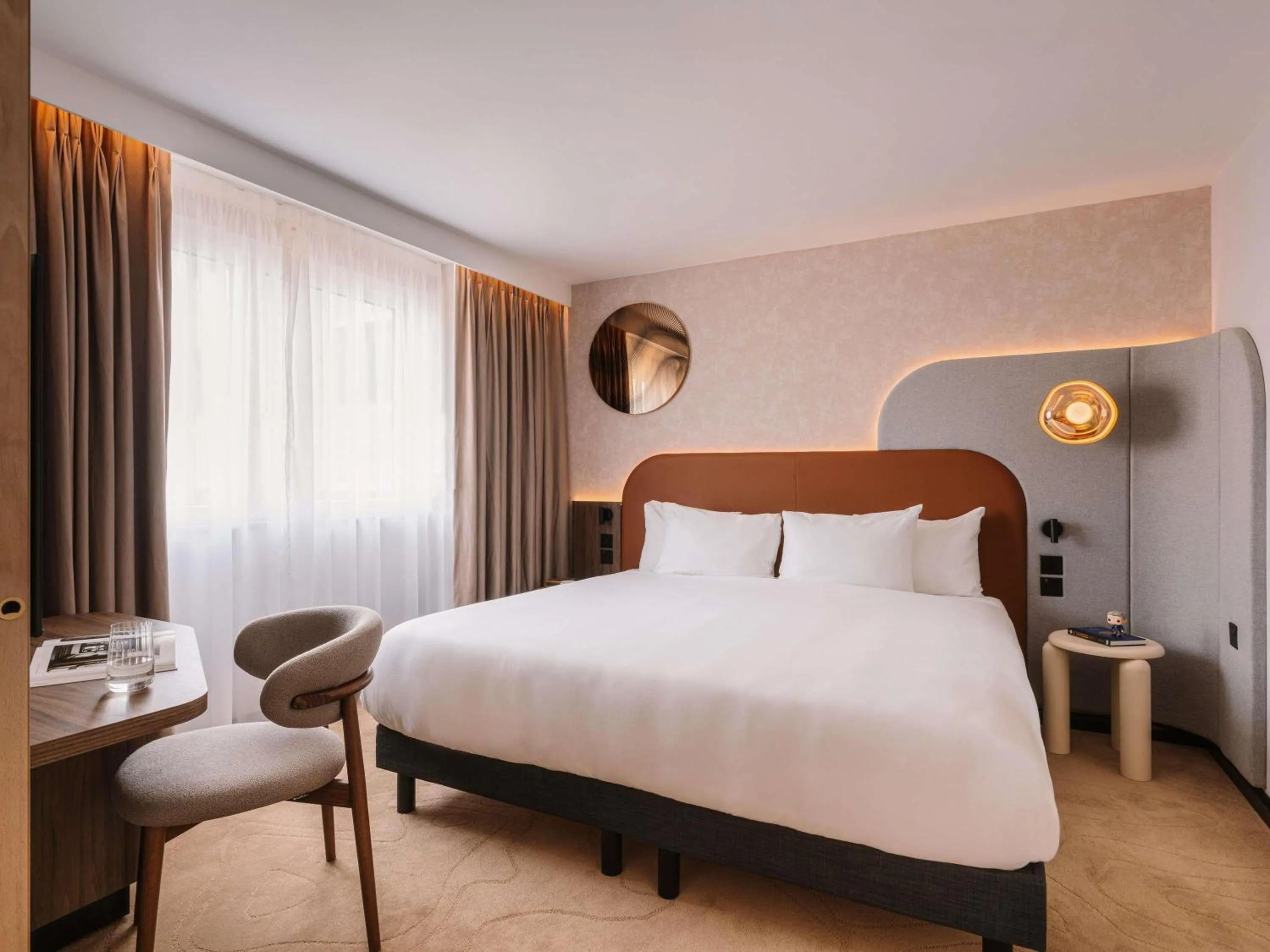 Photo of the whole room, Bed in Mercure London Earls Court