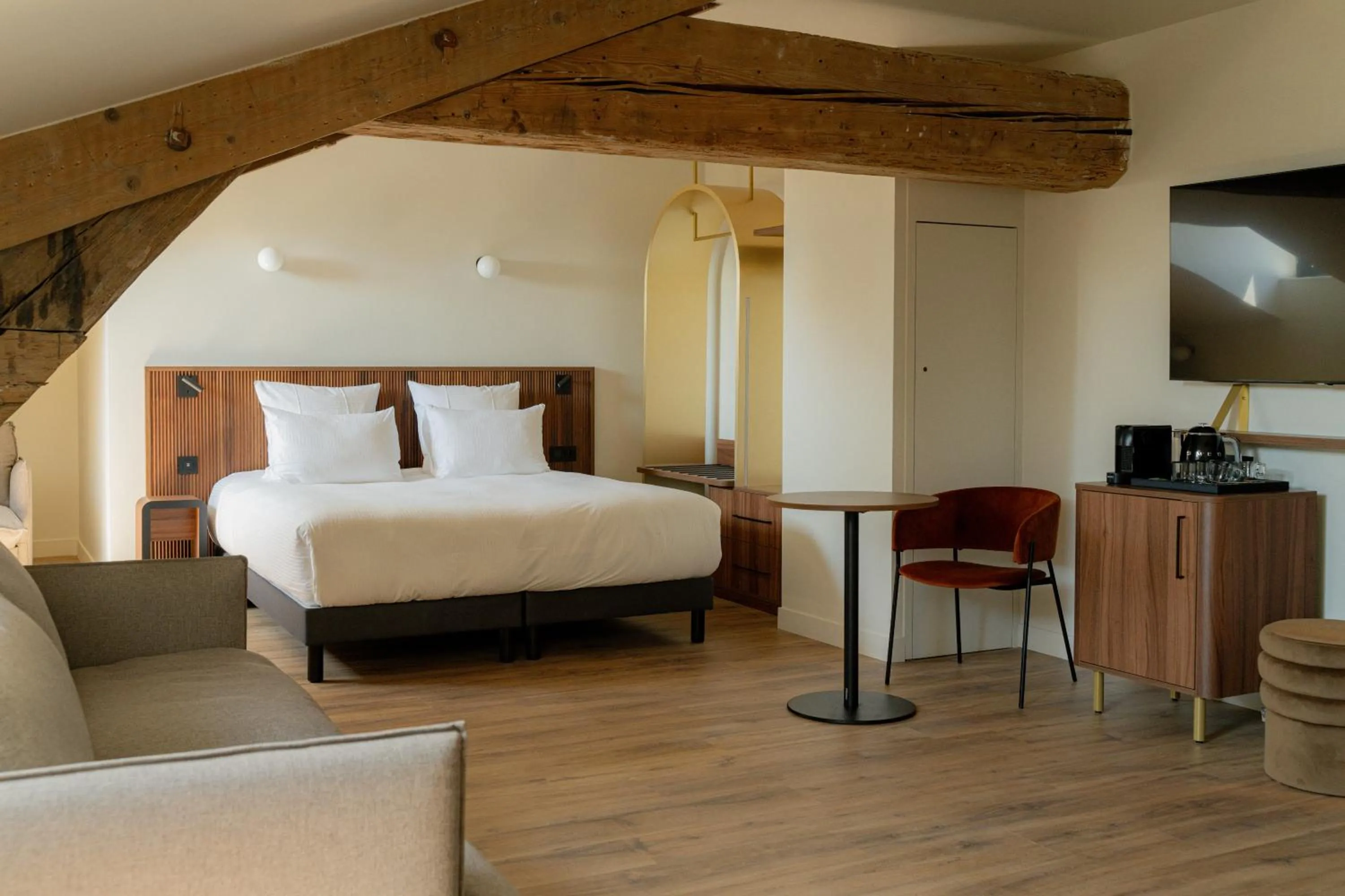 Photo of the whole room, Bed in Hôtel Fort St Laurent Lyon - Handwritten Collection