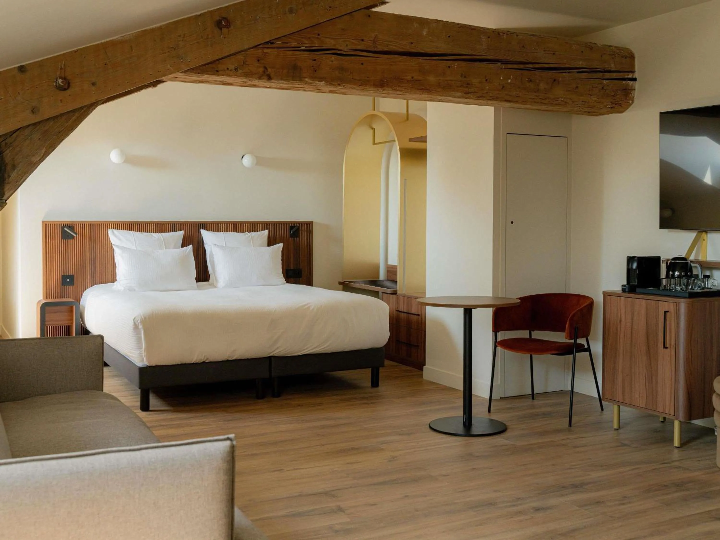 Bedroom, Bed in Hôtel Fort St Laurent Lyon - Handwritten Collection