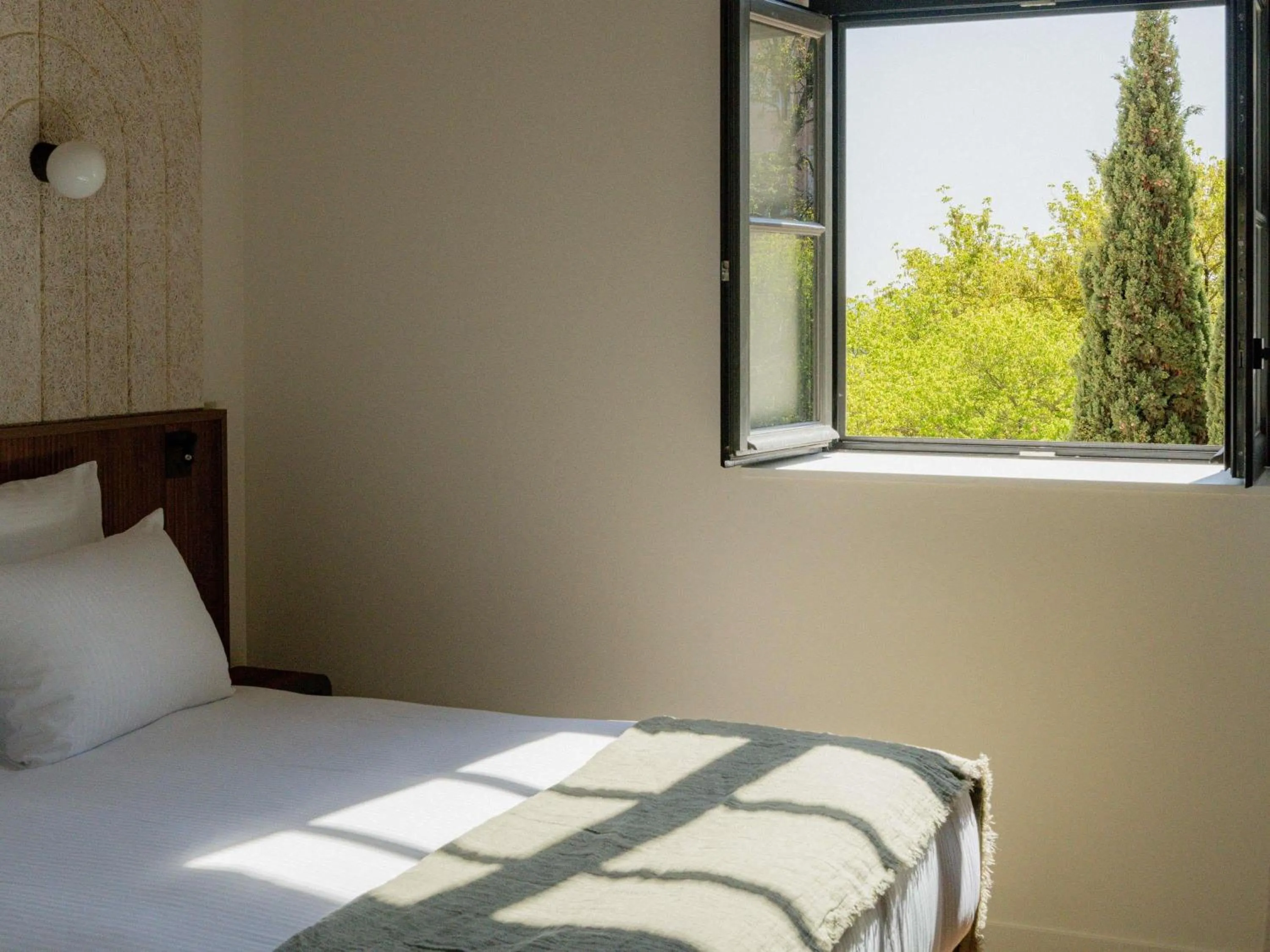 Bedroom, Bed in Hôtel Fort St Laurent Lyon - Handwritten Collection