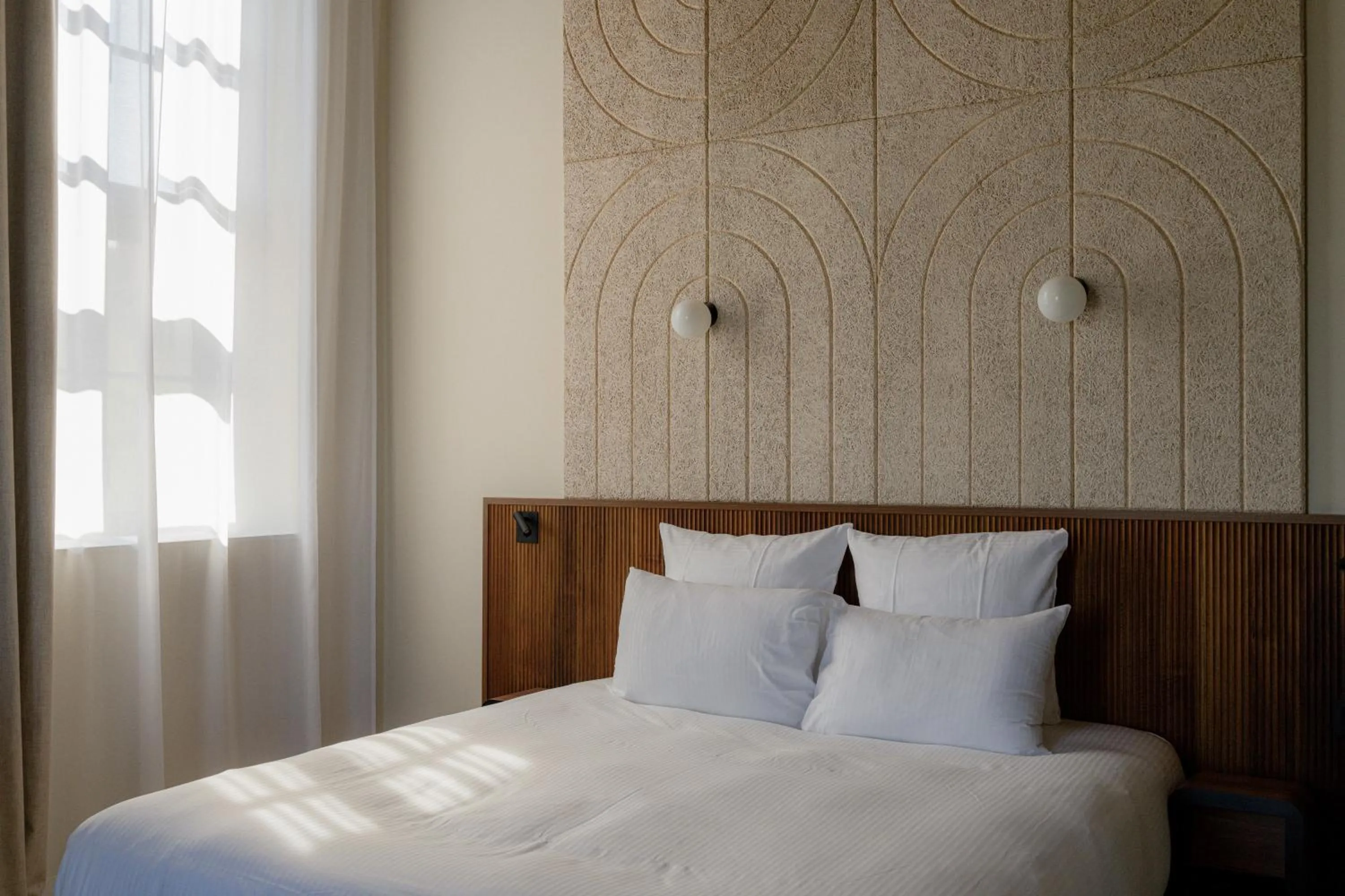 Photo of the whole room, Bed in Hôtel Fort St Laurent Lyon - Handwritten Collection