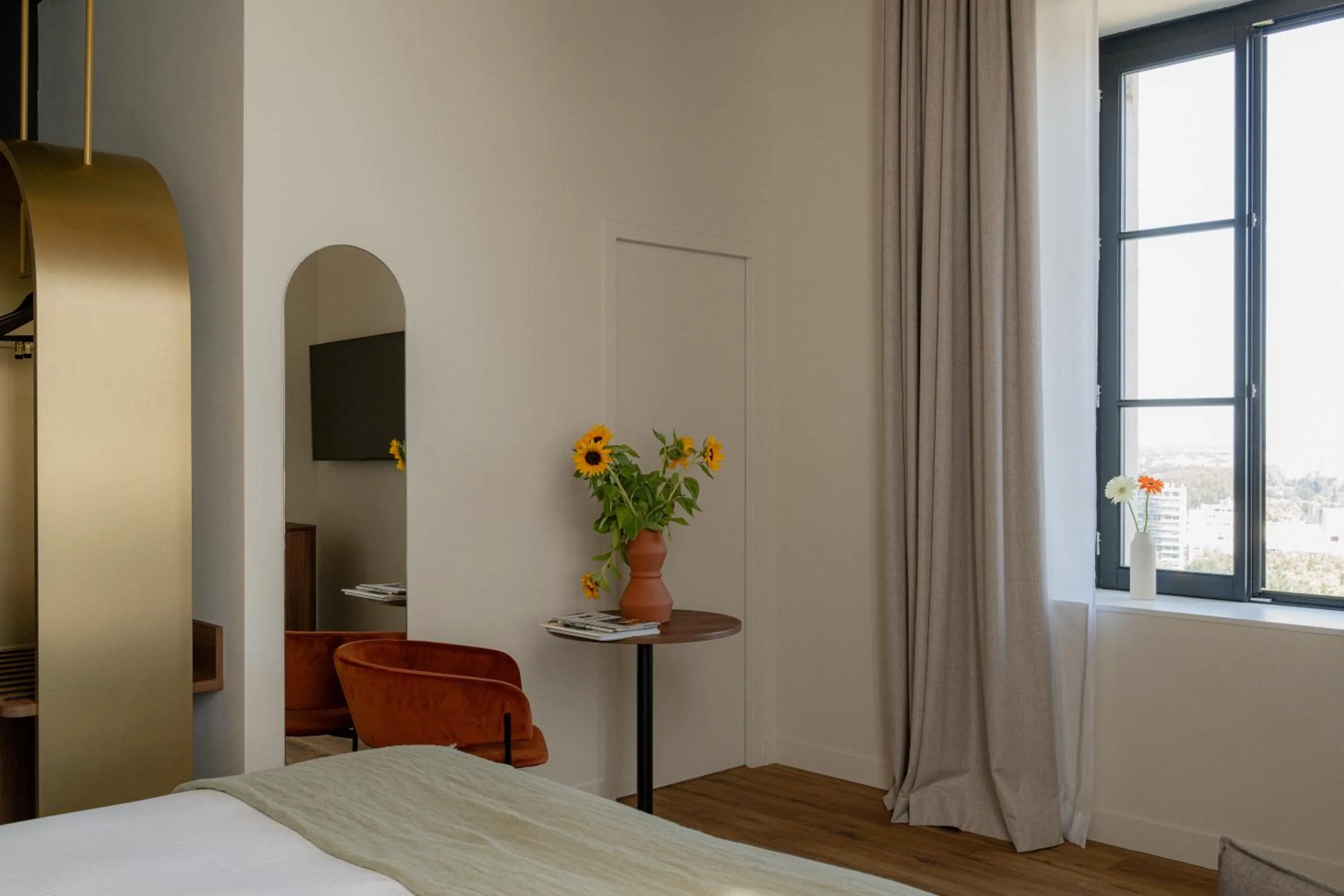 Photo of the whole room, Bed in Hôtel Fort St Laurent Lyon - Handwritten Collection