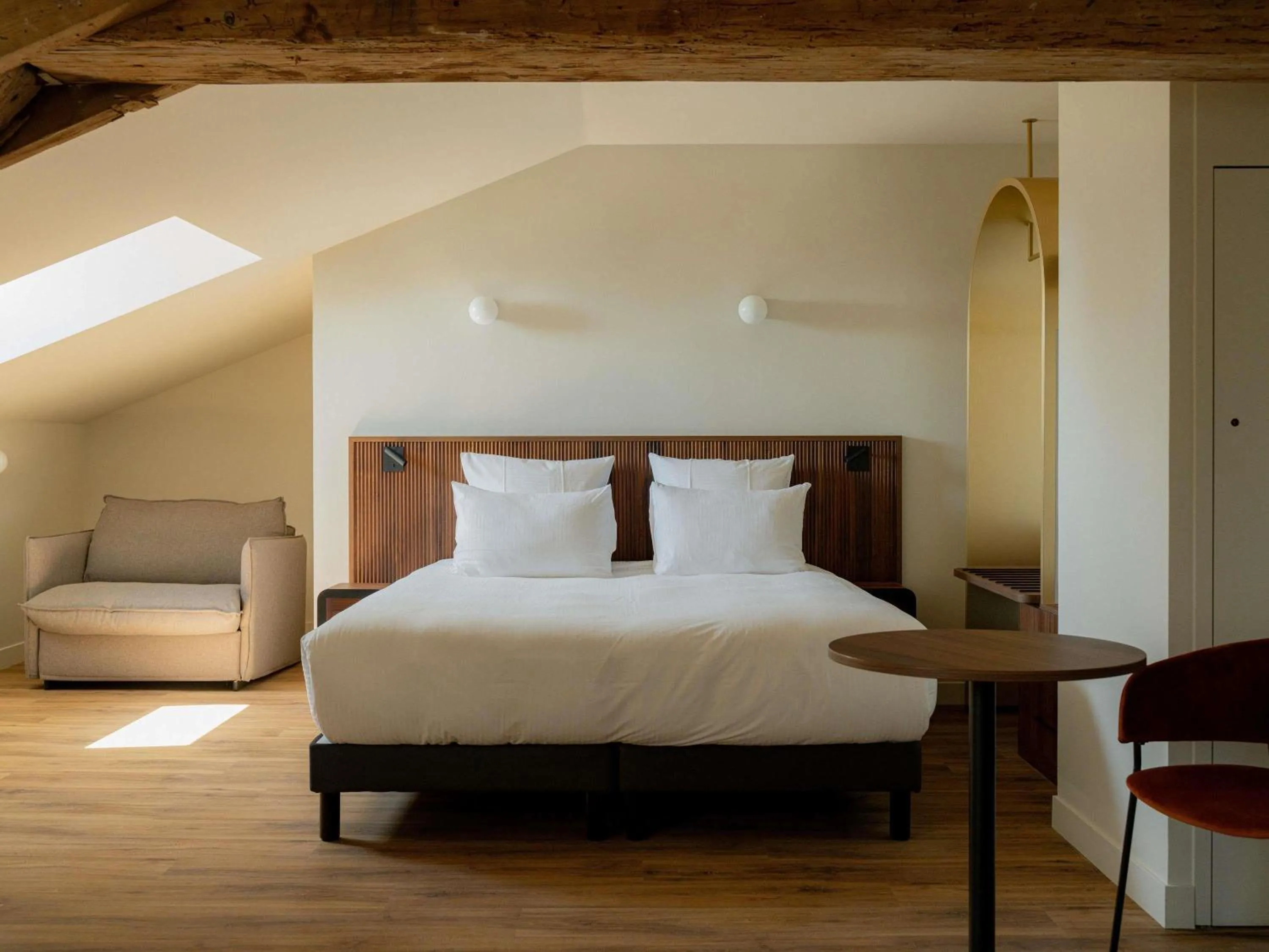 Bedroom, Bed in Hôtel Fort St Laurent Lyon - Handwritten Collection