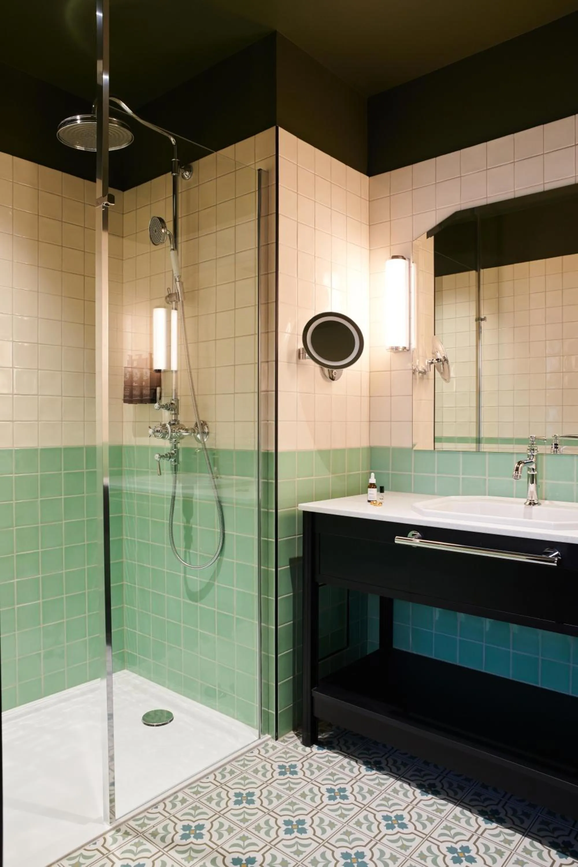 Shower in Square Lodge Hotel Accor - La Roche-sur-Yon