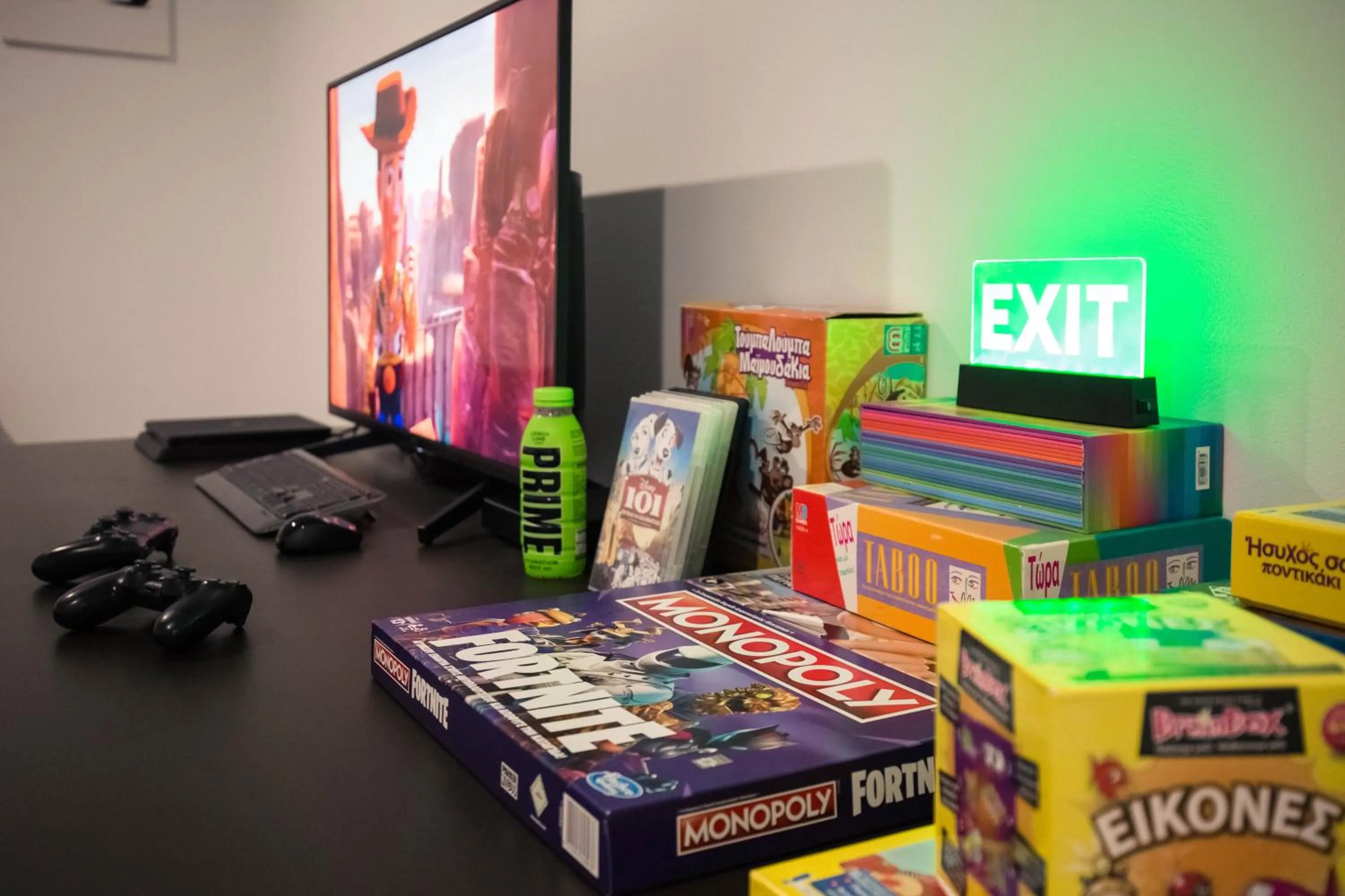 Communal lounge/ TV room in Chania Elegance Suites