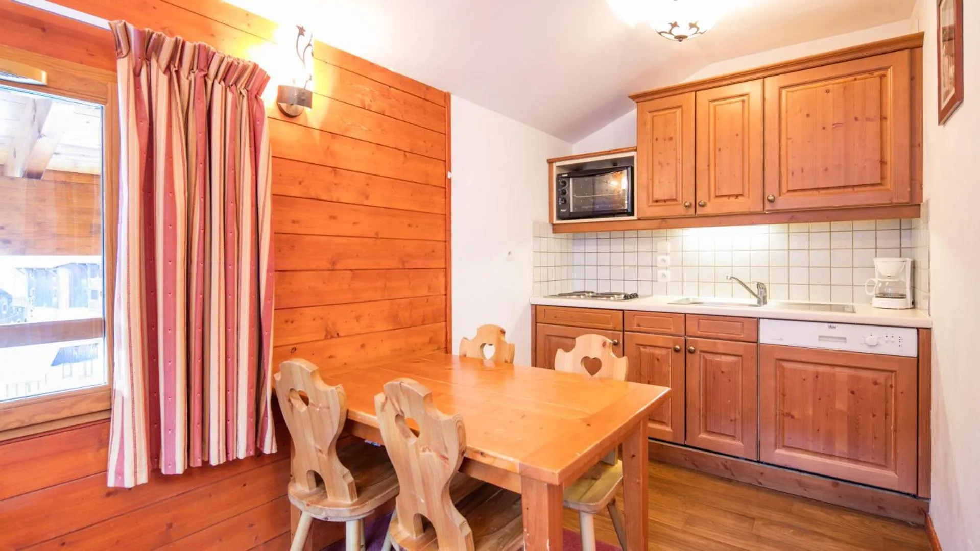 Kitchen or kitchenette in Vacancéole - Résidence Les Chalets de la Ramoure