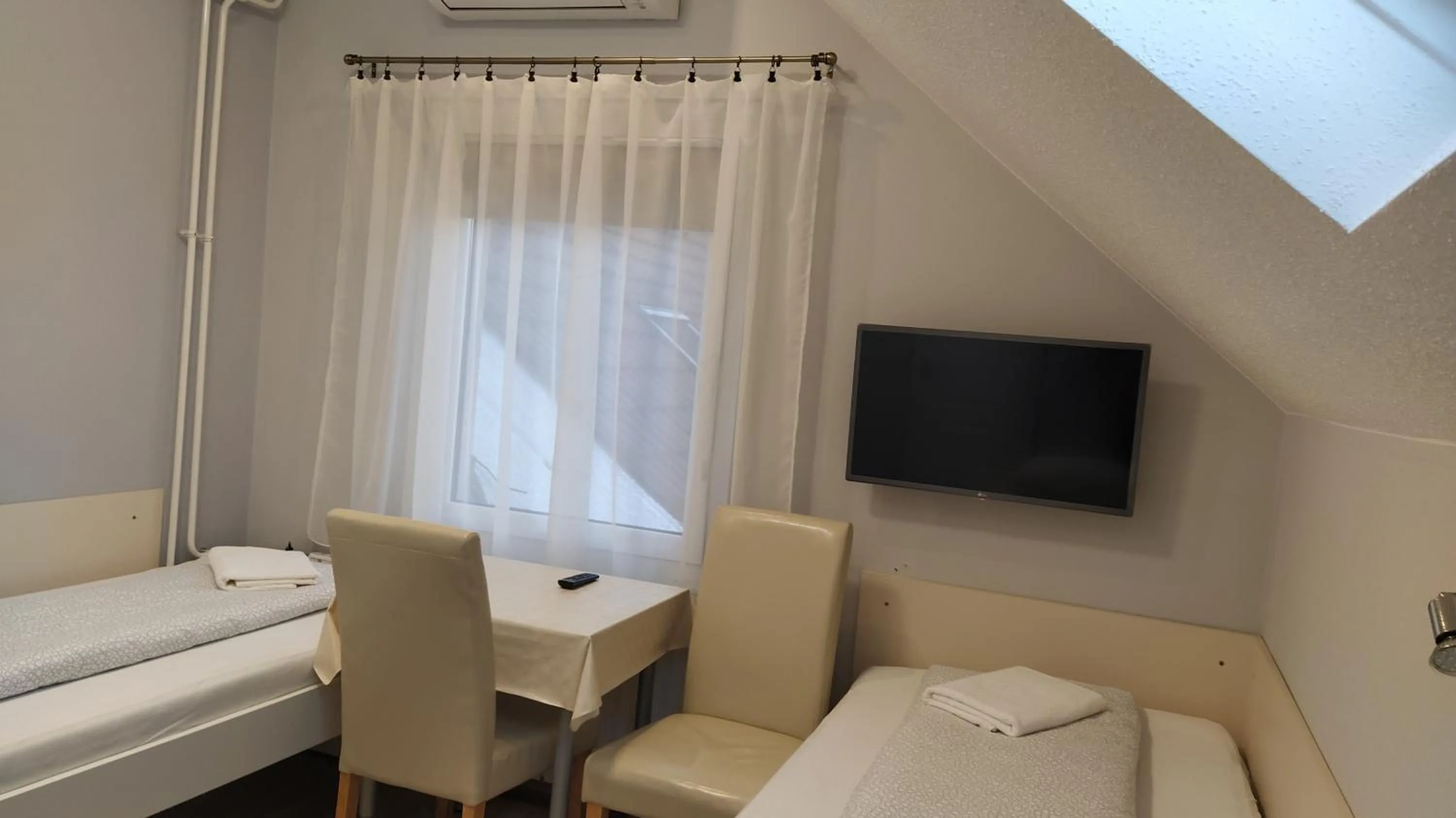 Twin Room with Private Bathroom - single occupancy in Erika Vendégház