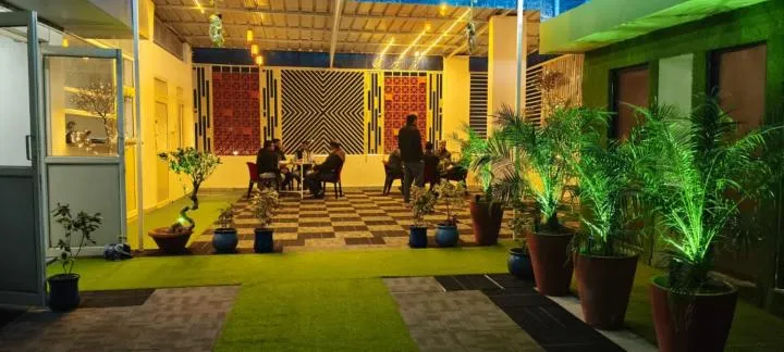 Restaurant/places to eat in C T Heights Inn