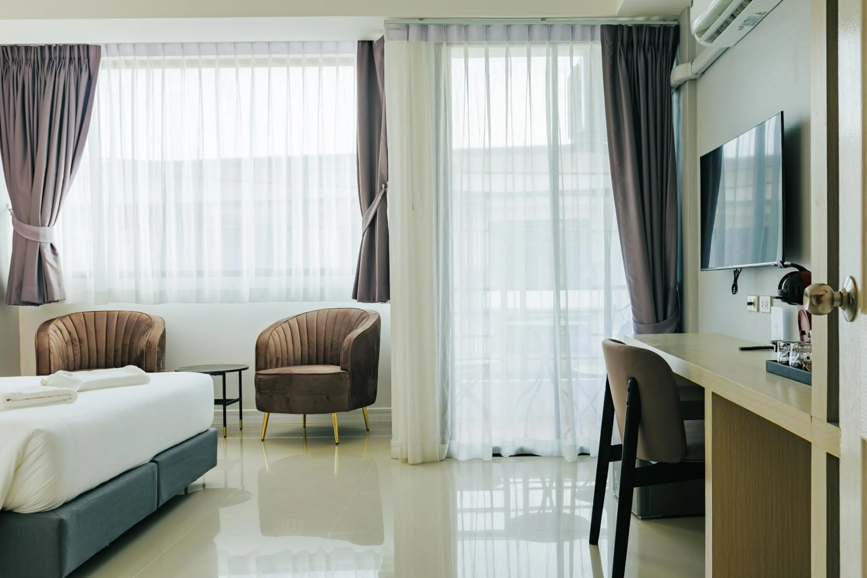 Photo of the whole room, Bed in Kamala Havana Hotel and Cafe