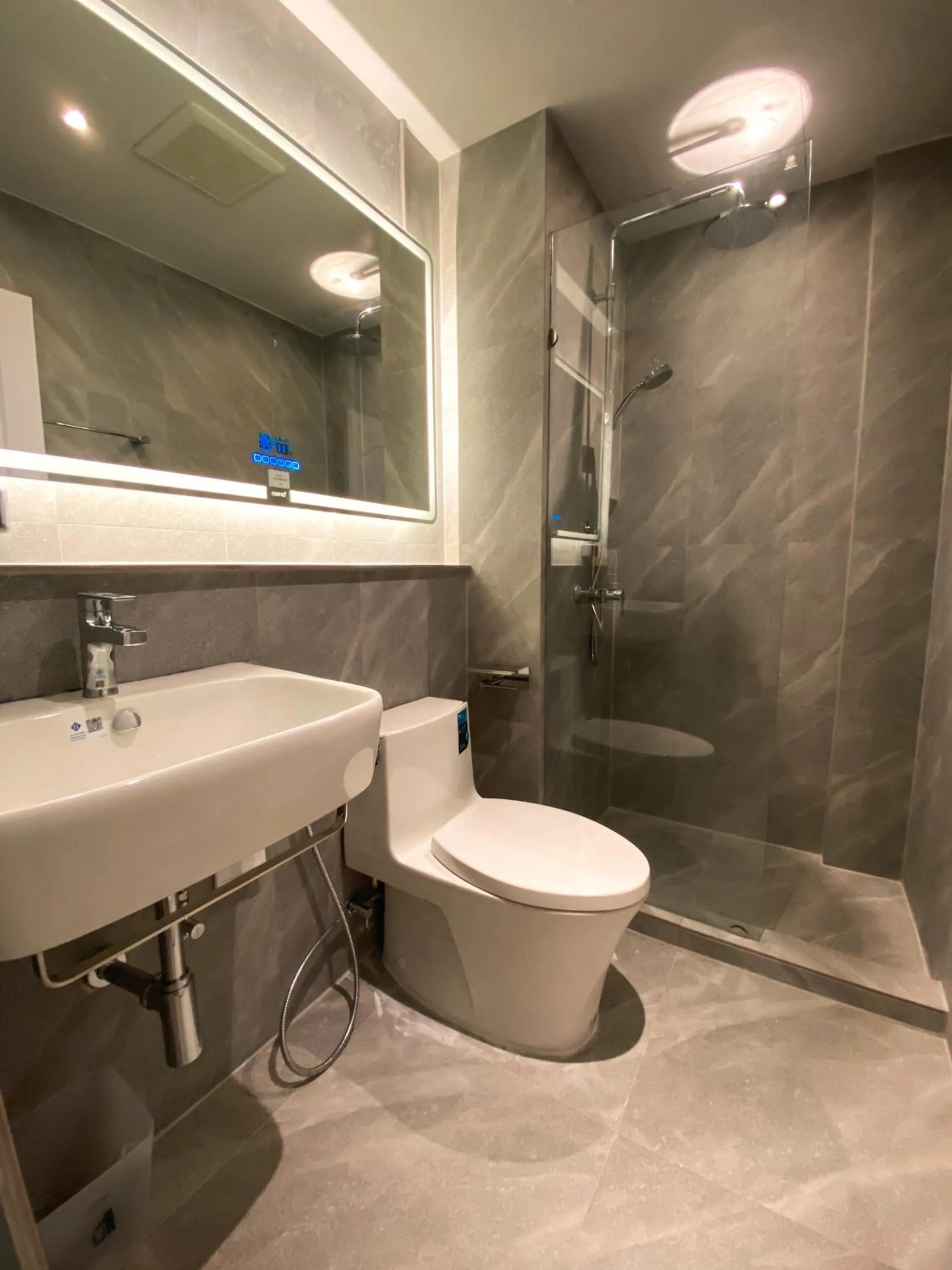 Shower in Kamala Havana Hotel and Cafe