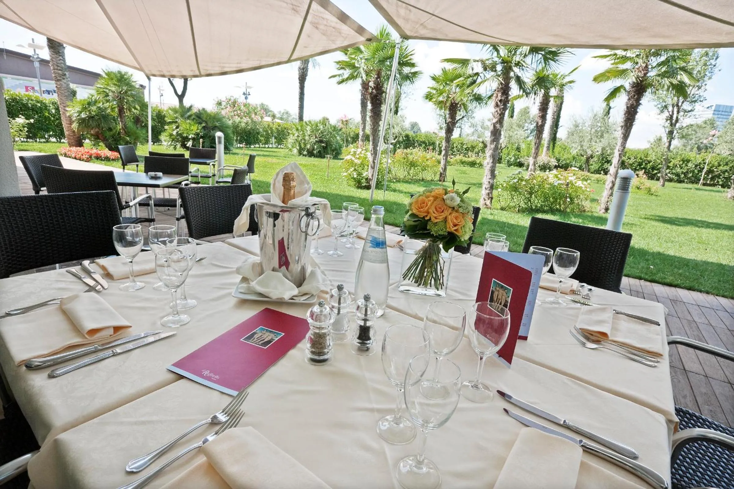 Restaurant/places to eat in Hotel Rafael