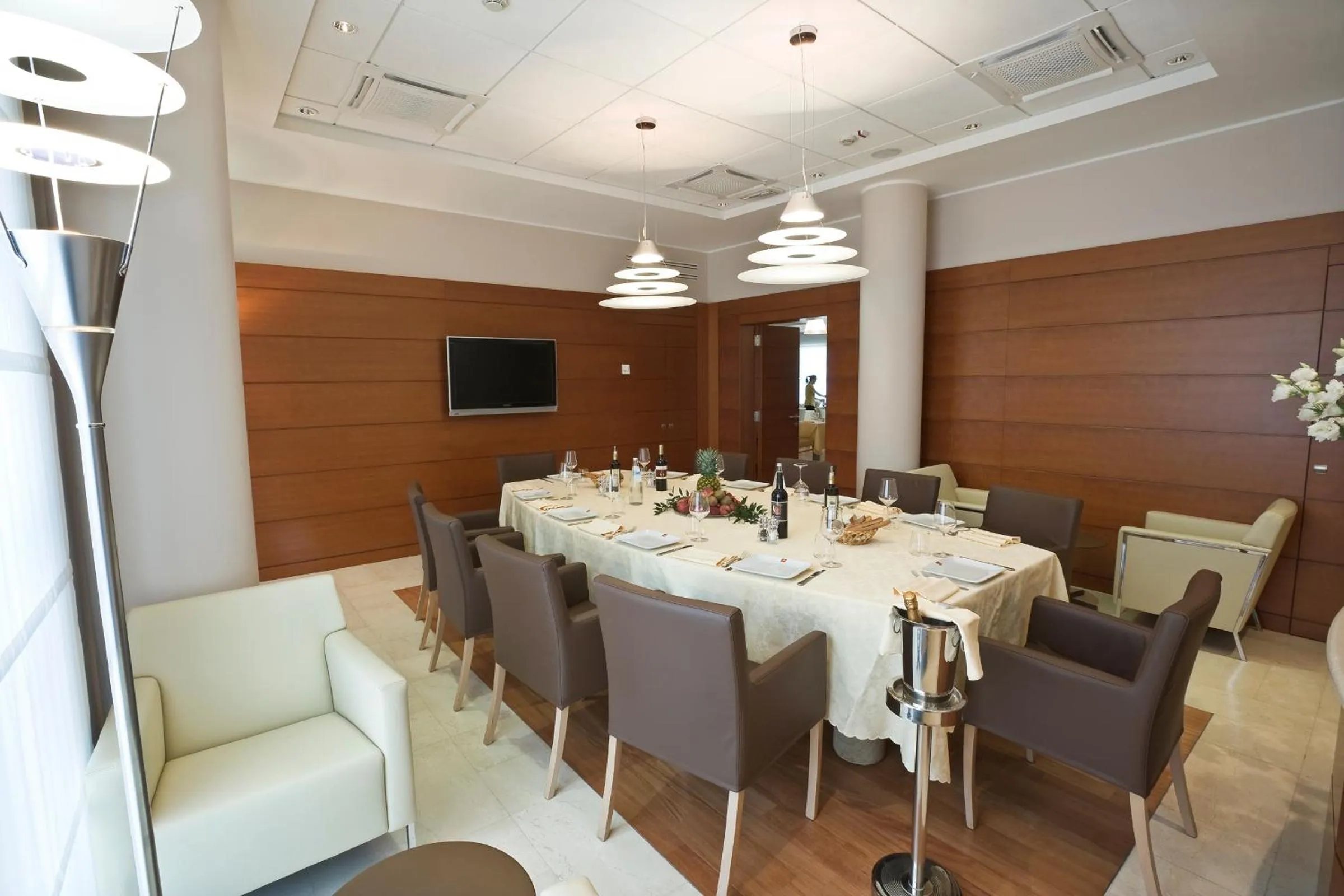 Restaurant/places to eat in Hotel Rafael