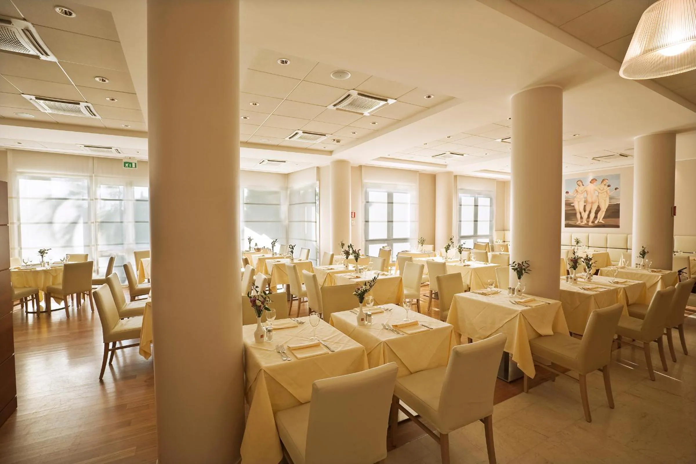 Restaurant/places to eat in Hotel Rafael