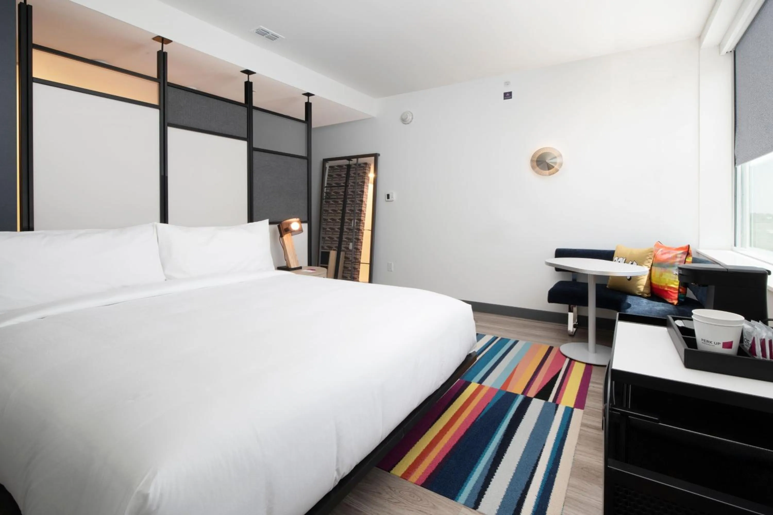 Photo of the whole room, Bed in Aloft McAllen