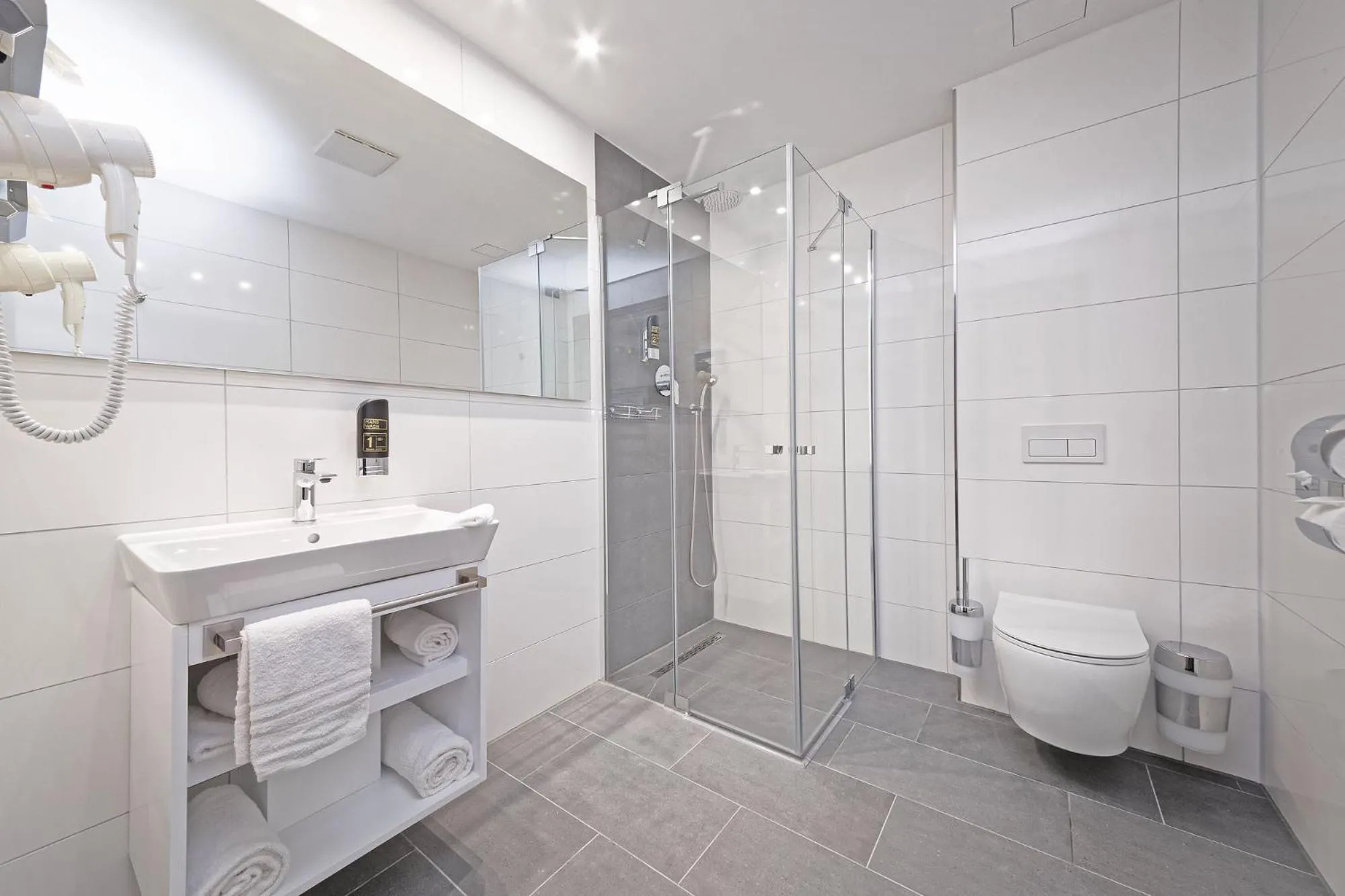 Shower in Friends Hotel Düsseldorf-Airport Ratingen