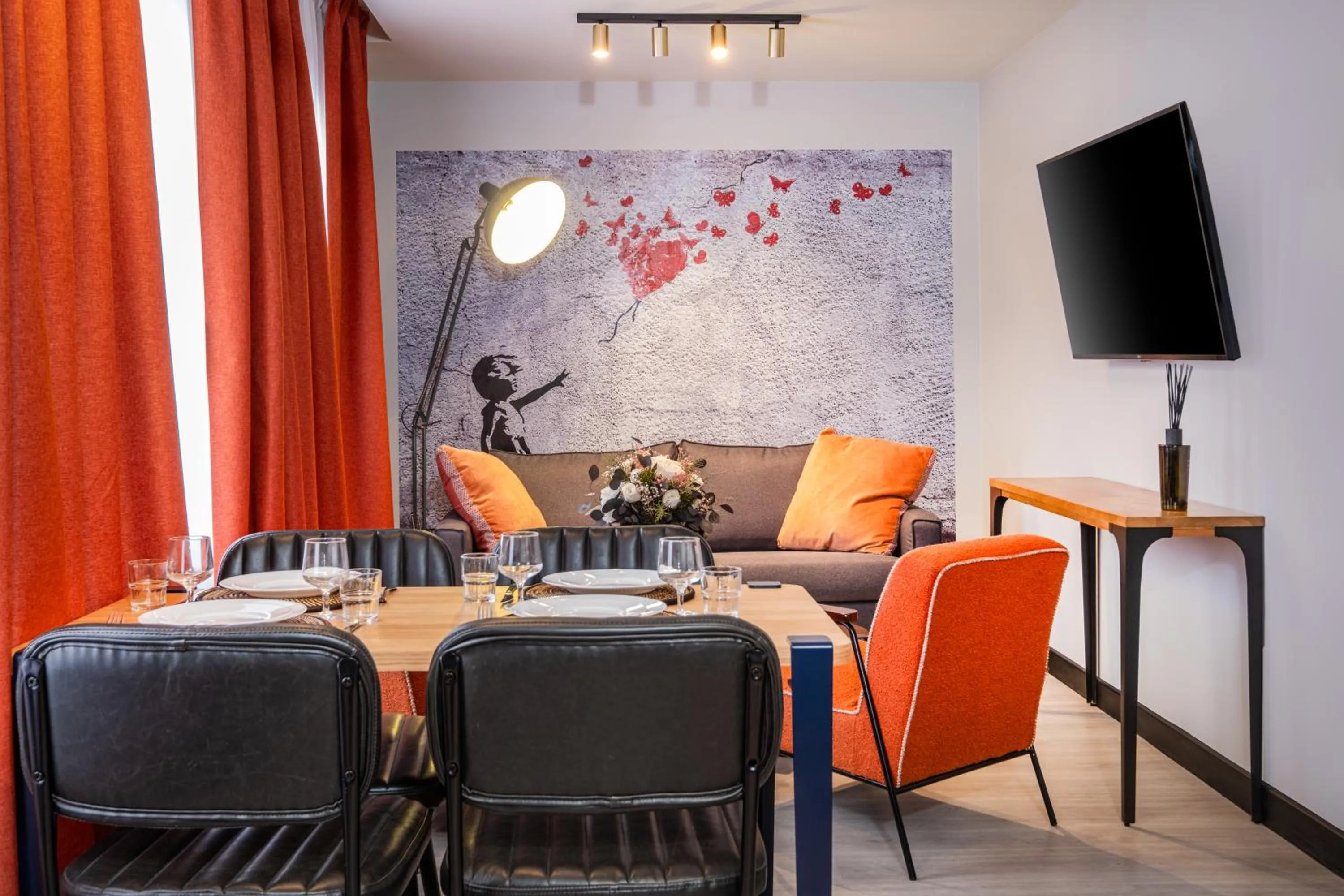 Communal lounge/ TV room in Appart'hôtel East Paris Suite