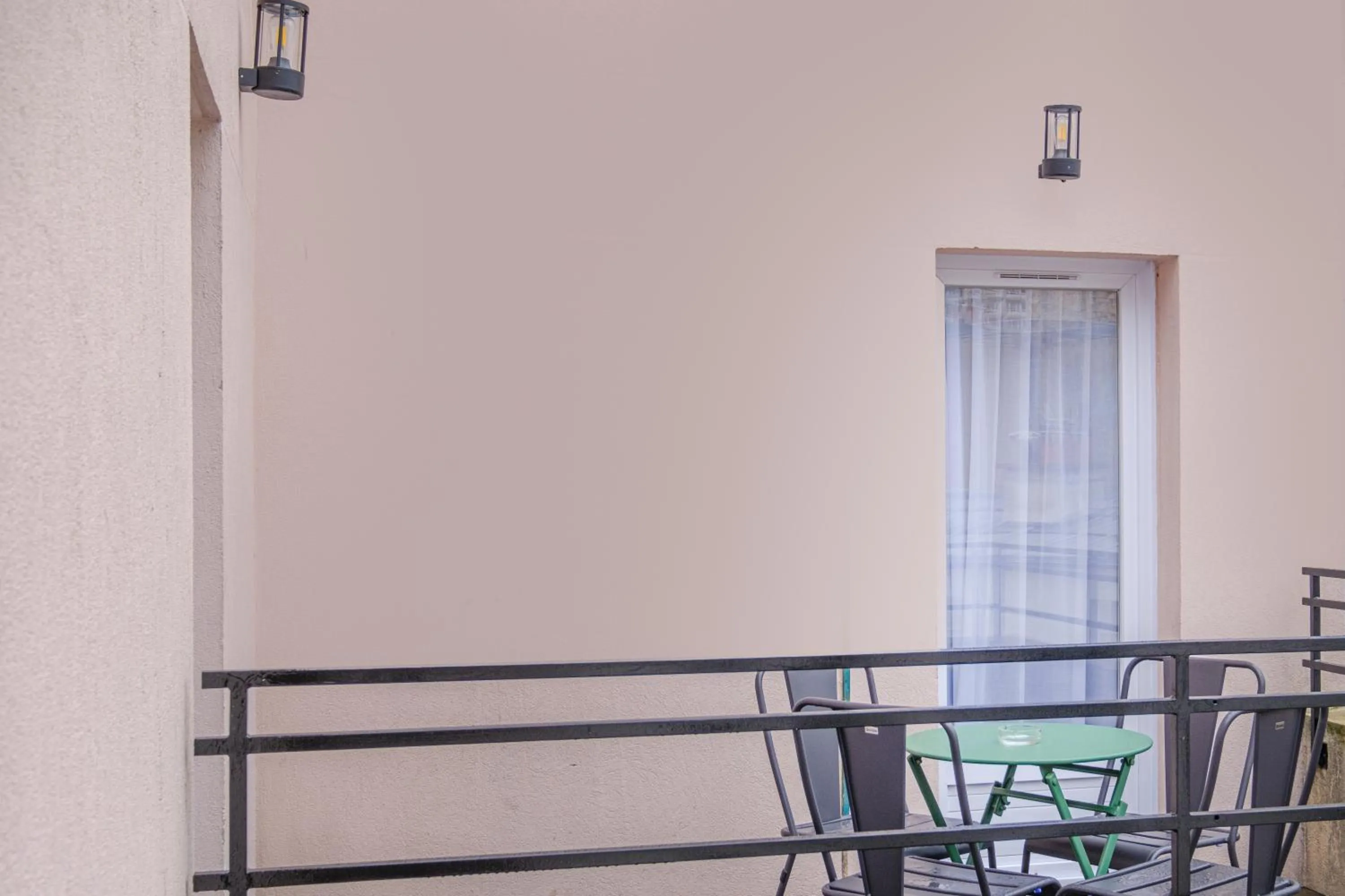 Balcony/Terrace in Appart'hôtel East Paris Suite