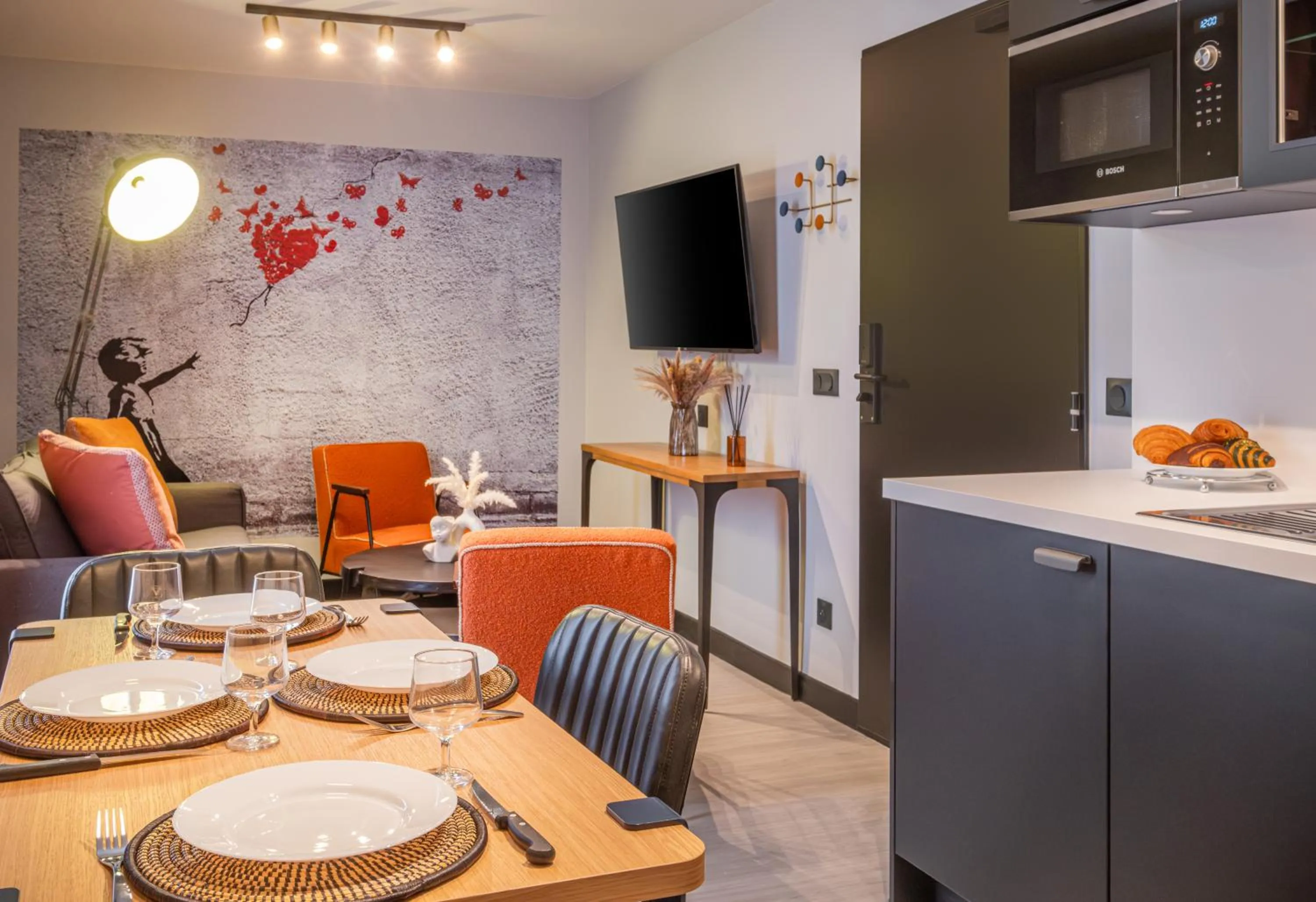 Communal lounge/ TV room in Appart'hôtel East Paris Suite