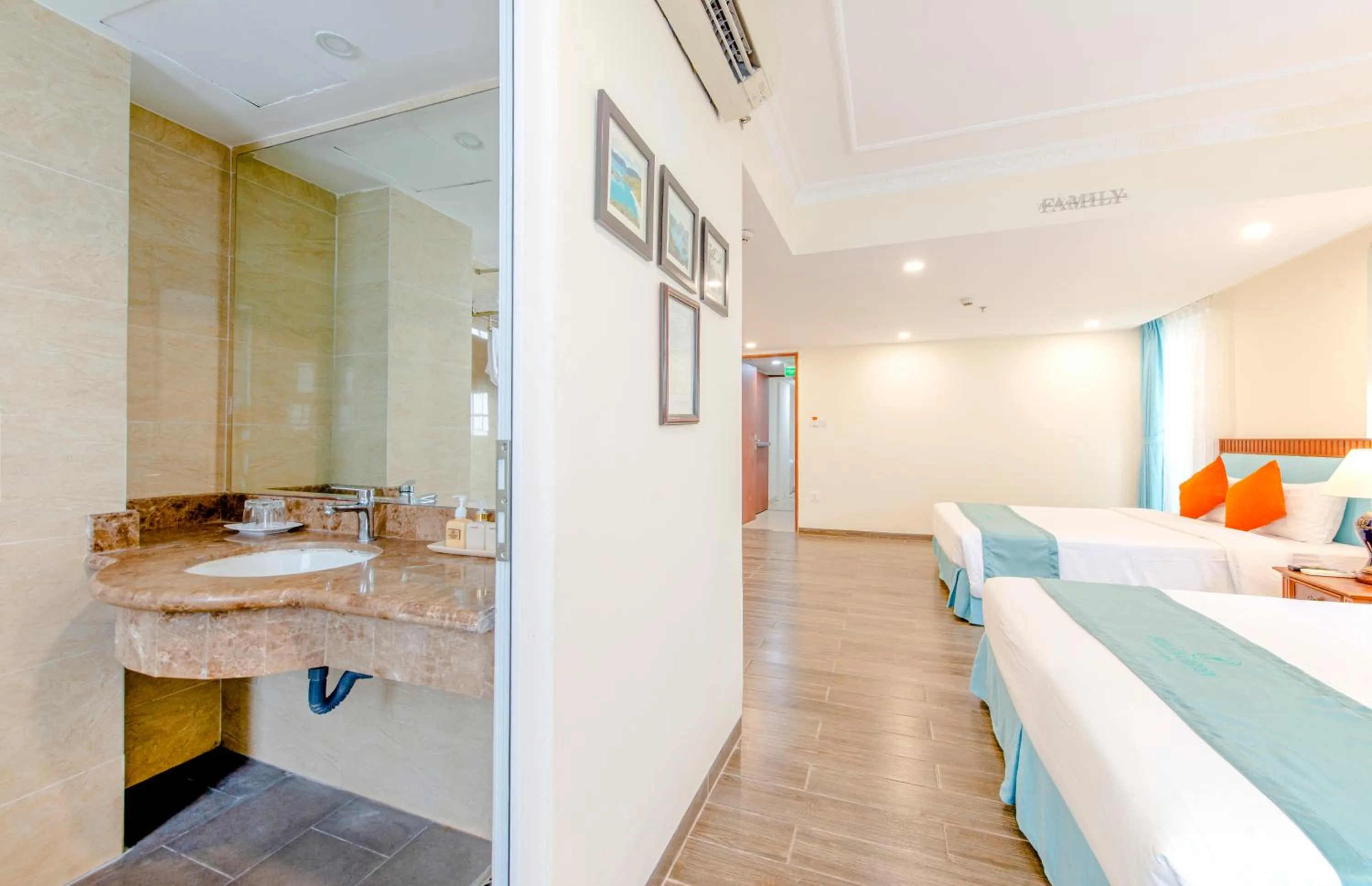 Bathroom, Bed in Pavillon Garden Hotel