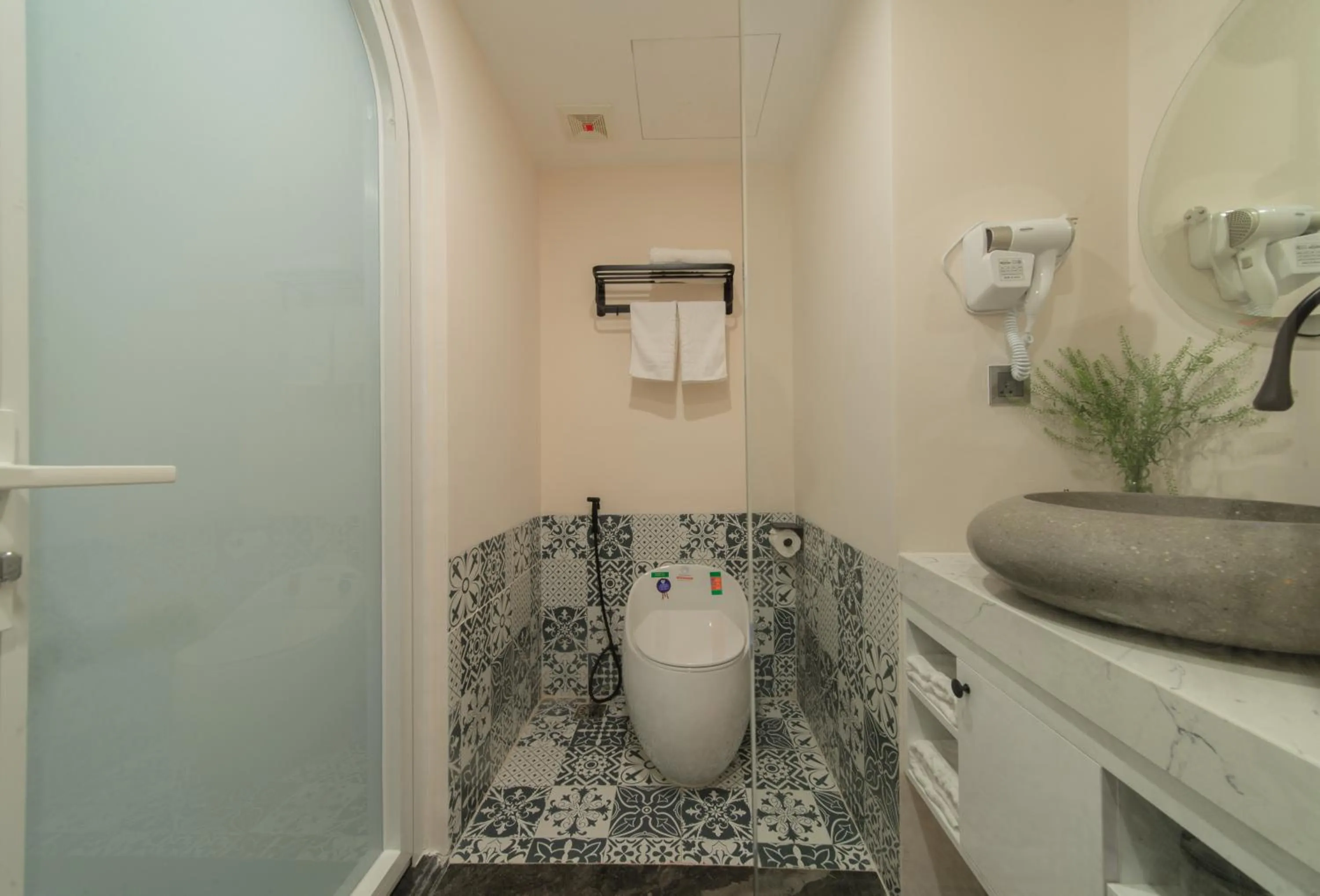Toilet in Pavillon Garden Hotel