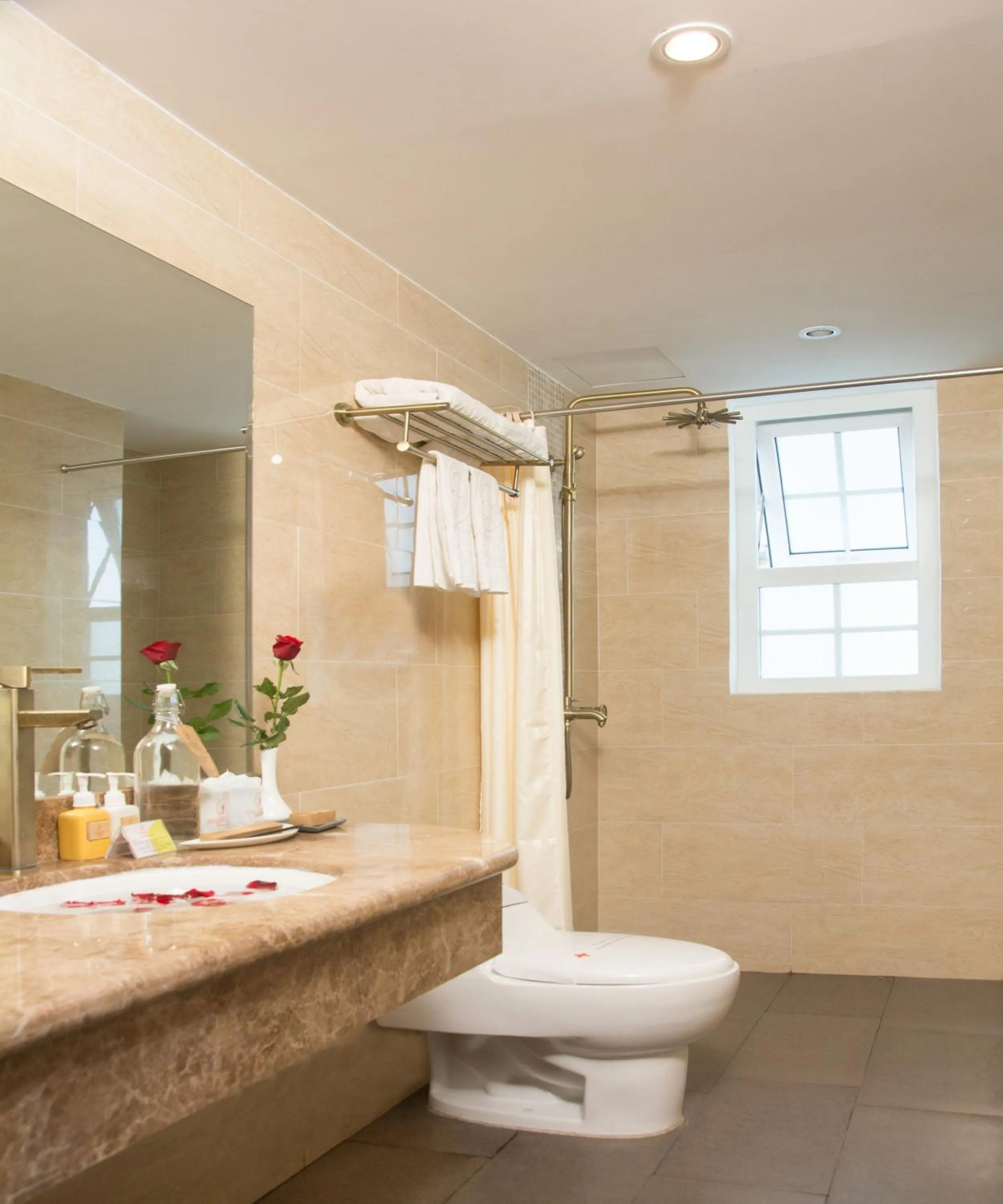 Toilet in Pavillon Garden Hotel