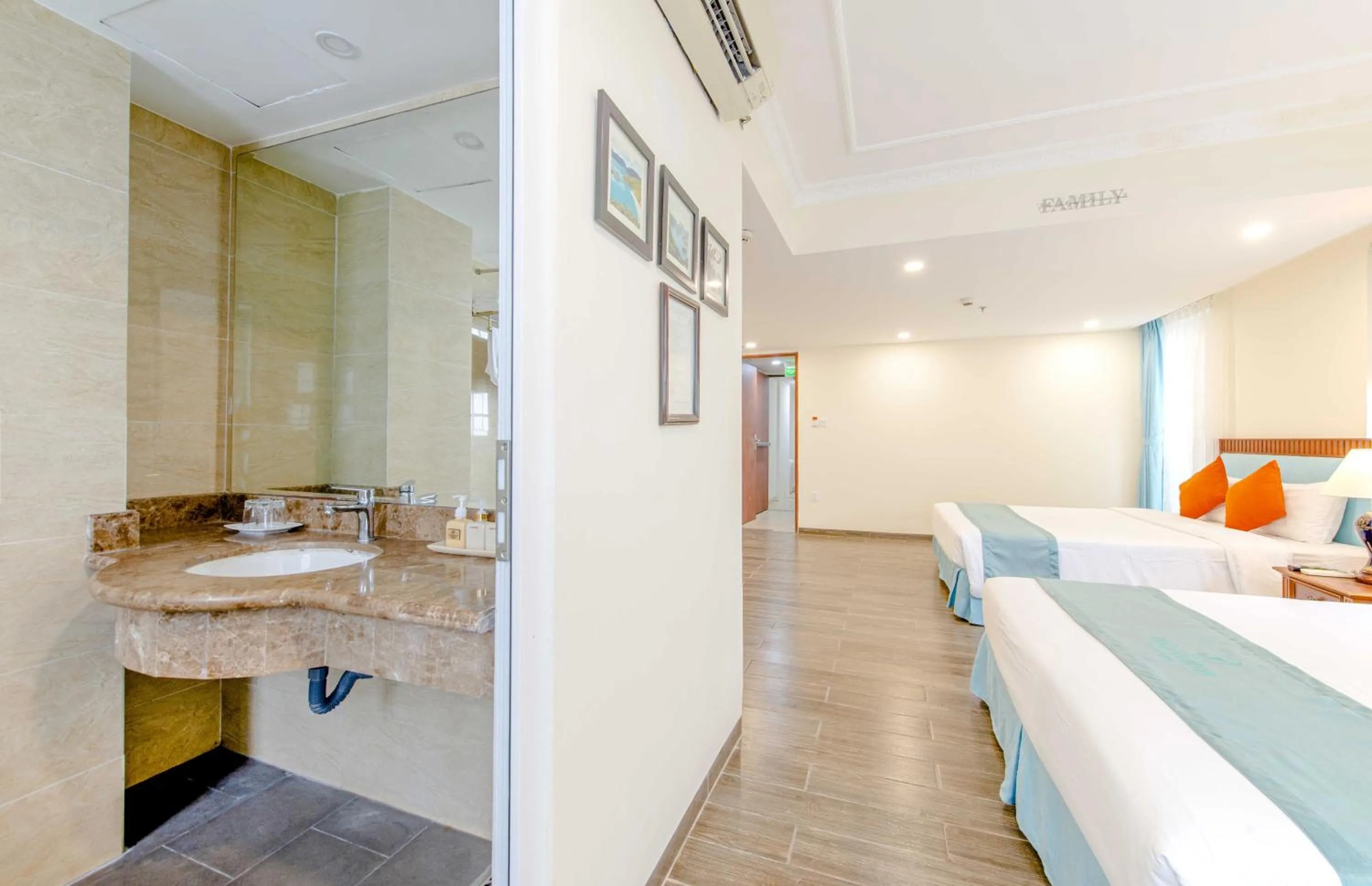 Bathroom, Bed in Pavillon Garden Hotel