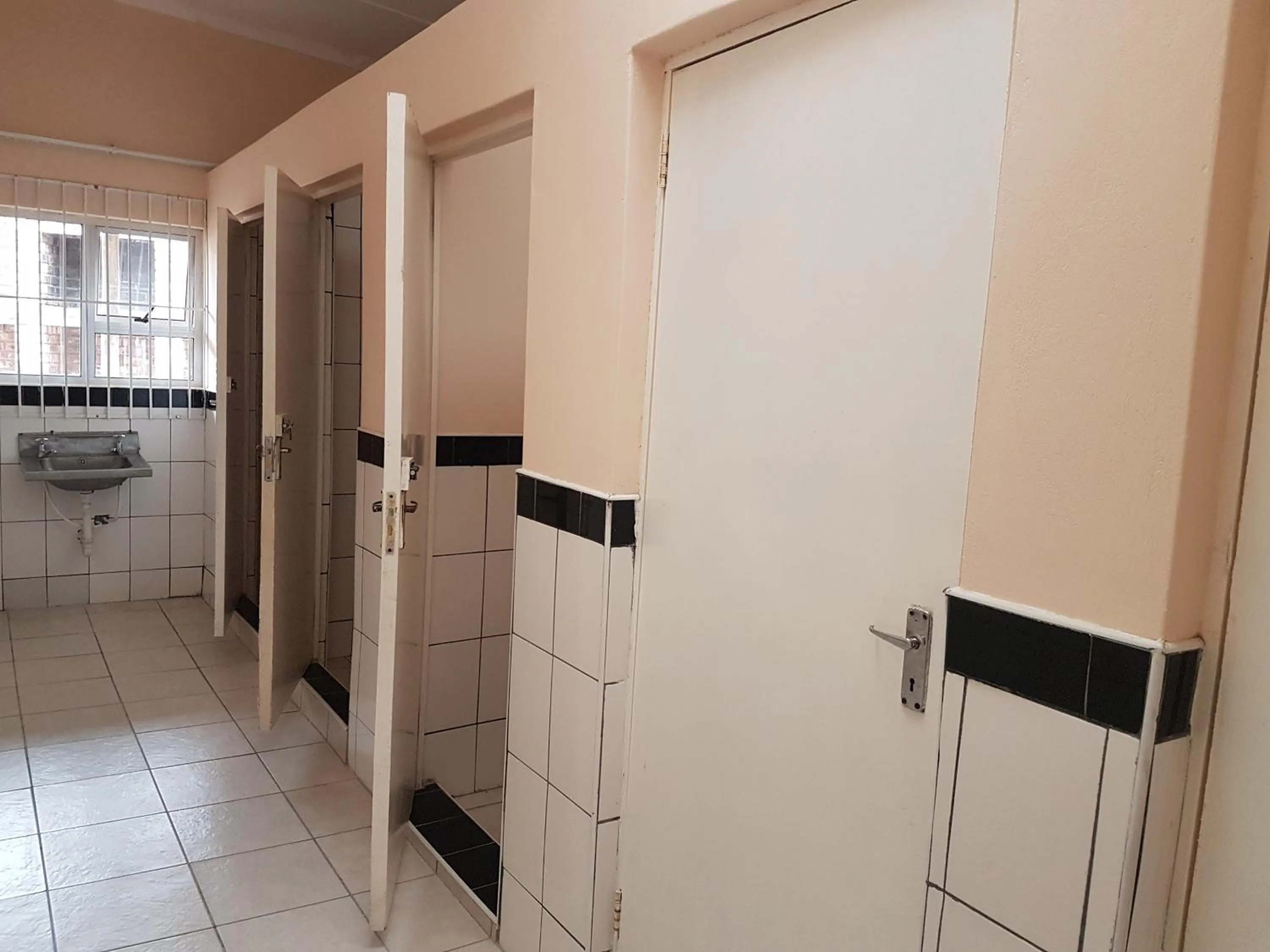 Communal lounge/ TV room in Stone Crescent Hotel