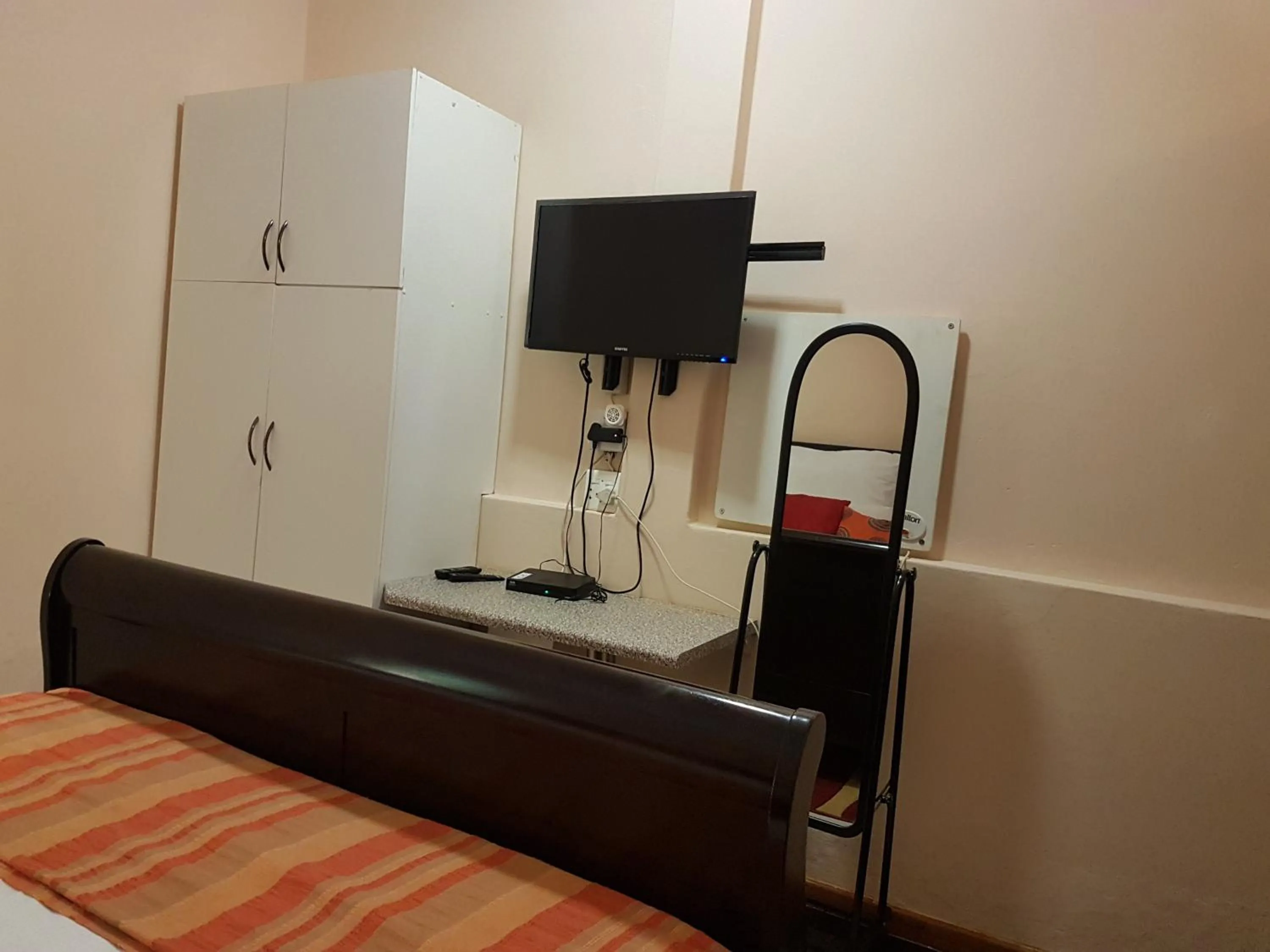 Communal lounge/ TV room in Stone Crescent Hotel