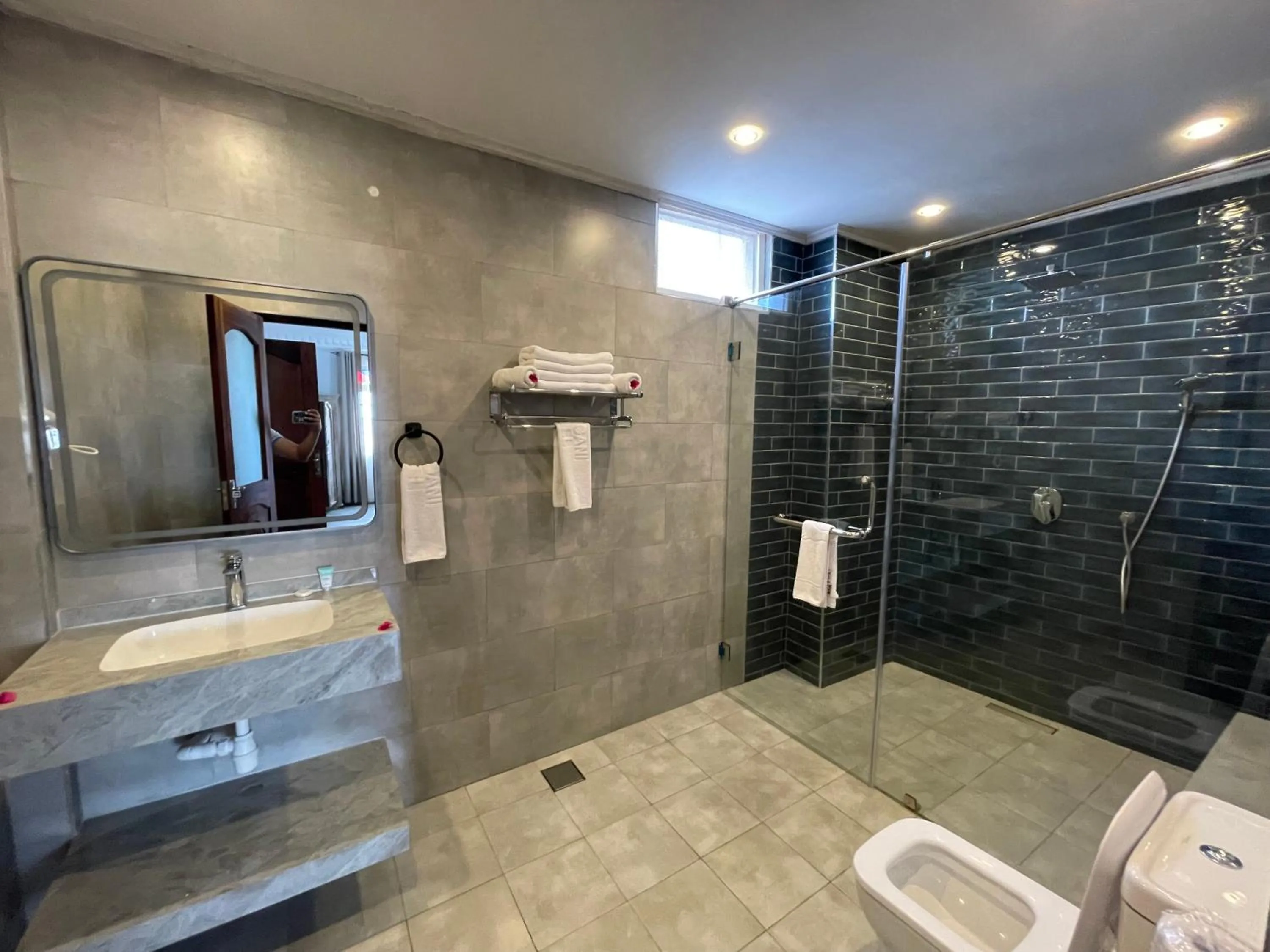 Shower in Mizingani Seafront Hotel