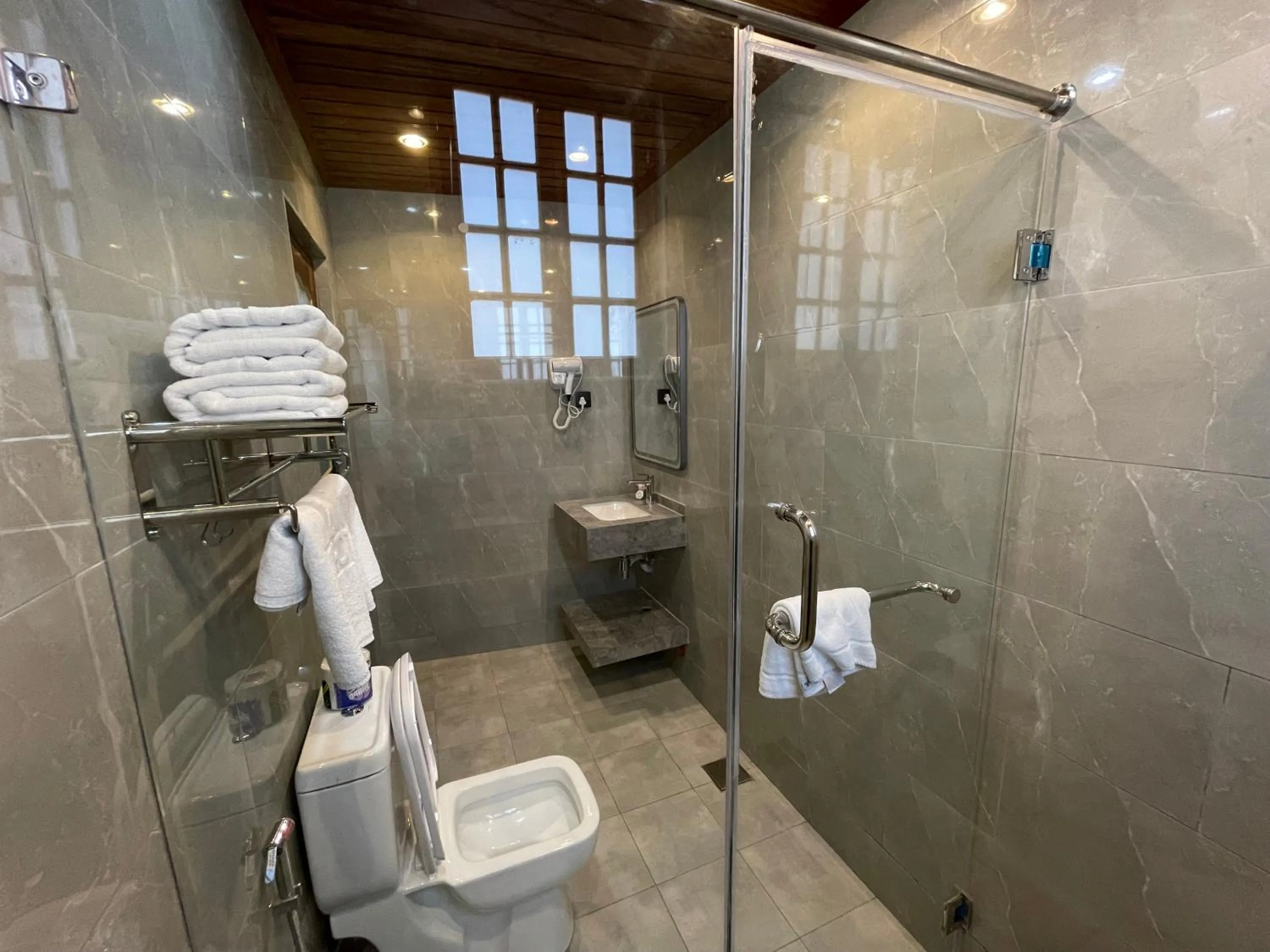Shower in Mizingani Seafront Hotel