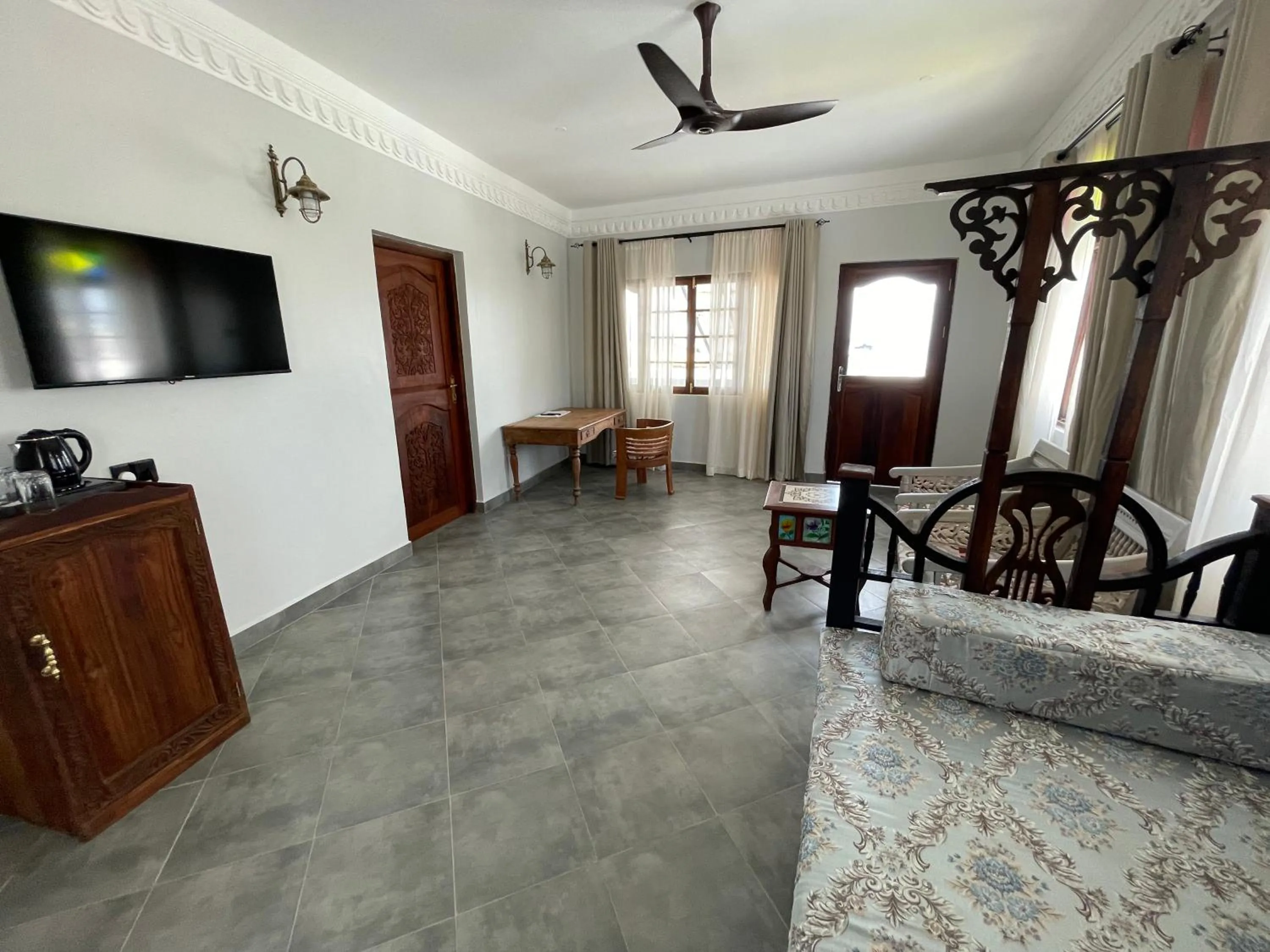 Communal lounge/ TV room in Mizingani Seafront Hotel