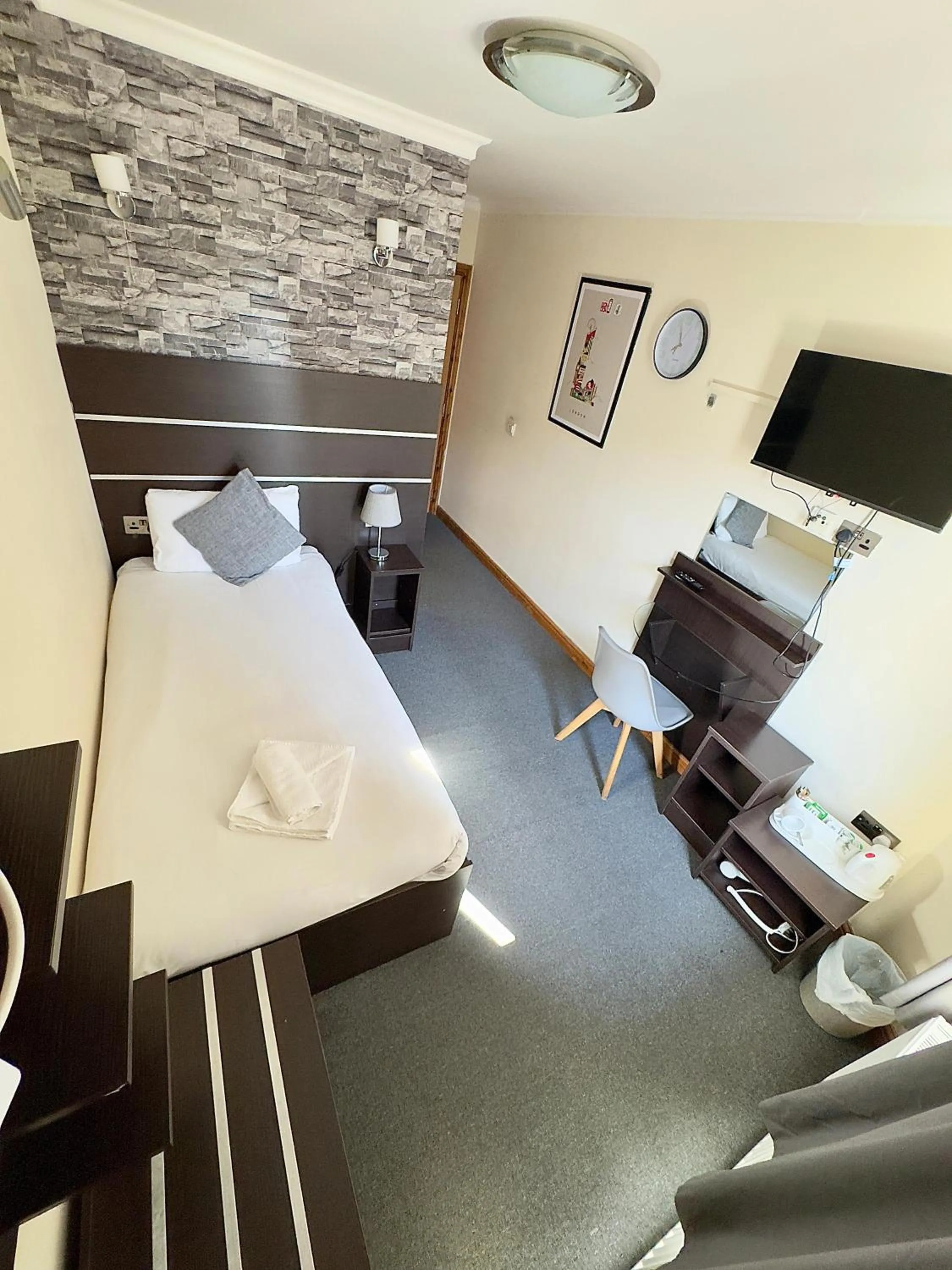 Communal lounge/ TV room, Bed in Epsilon Hotel