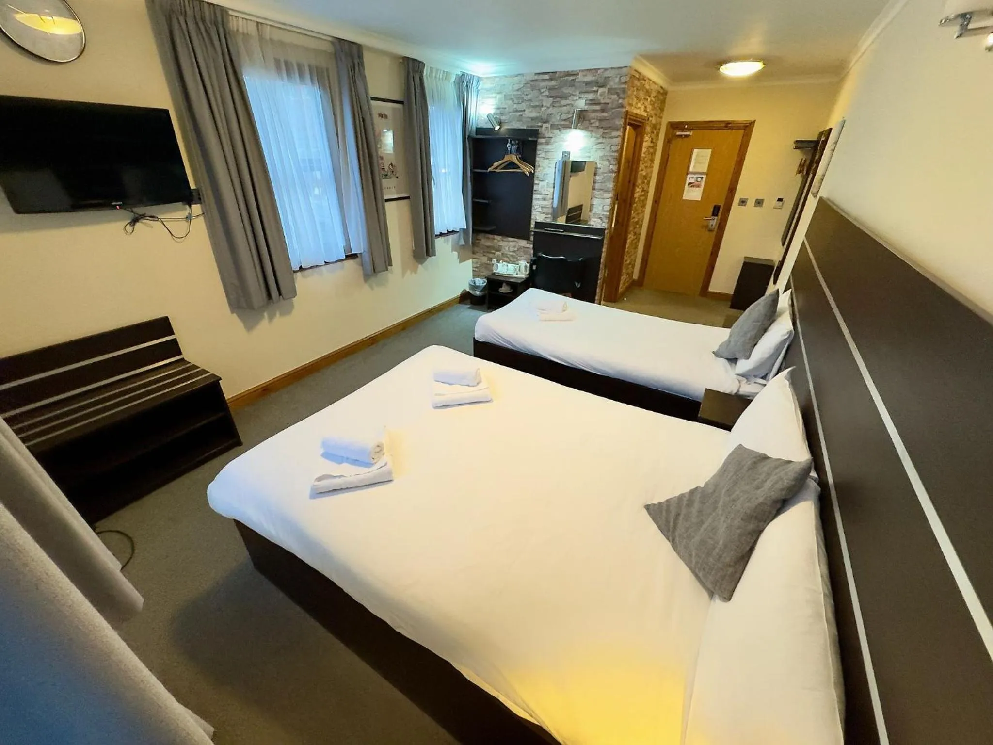 Photo of the whole room, Bed in Epsilon Hotel